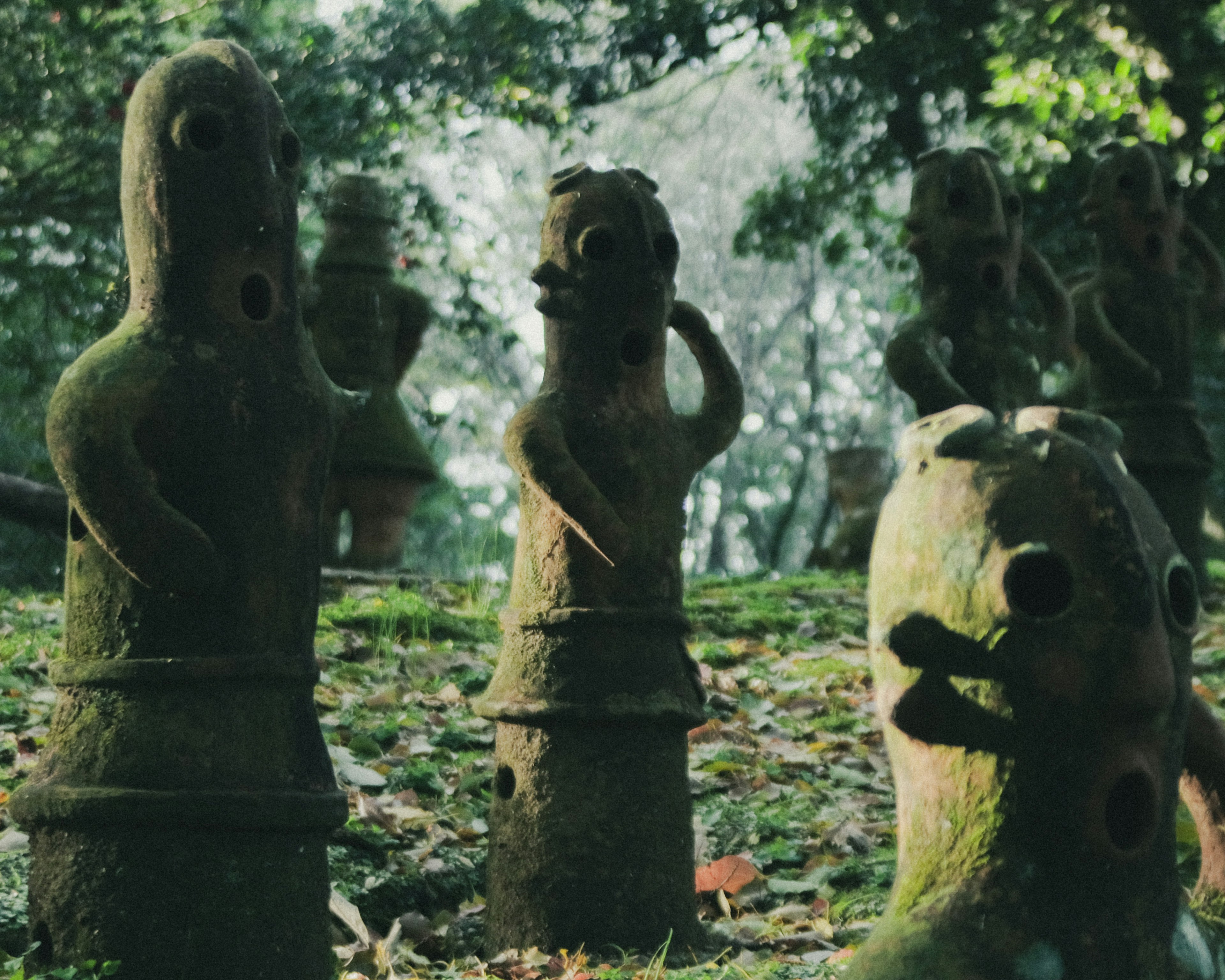 Foto von alten Tonskulpturen in einem üppigen grünen Wald