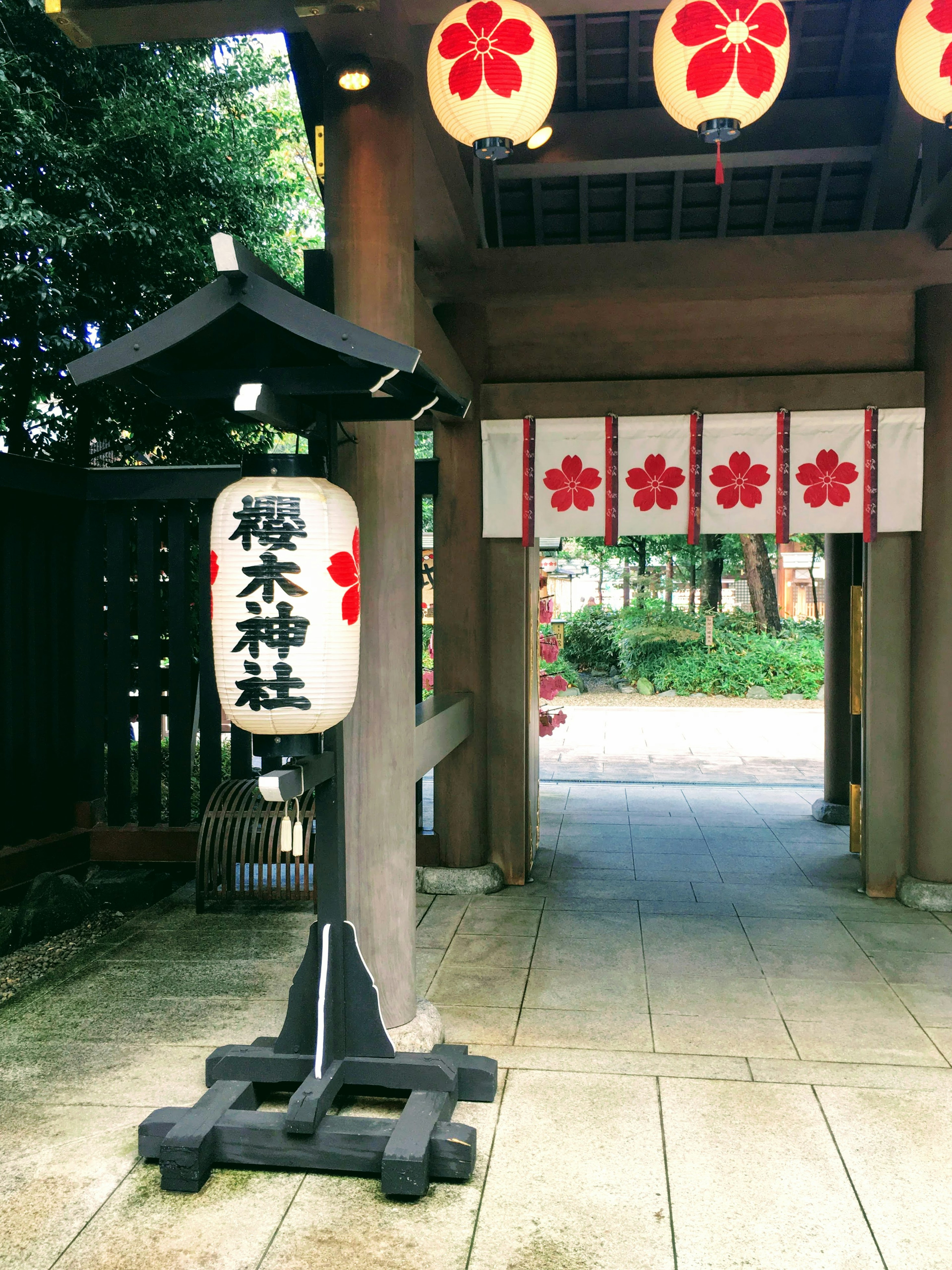 Entrée du sanctuaire Sakuragi avec lanternes et panneau