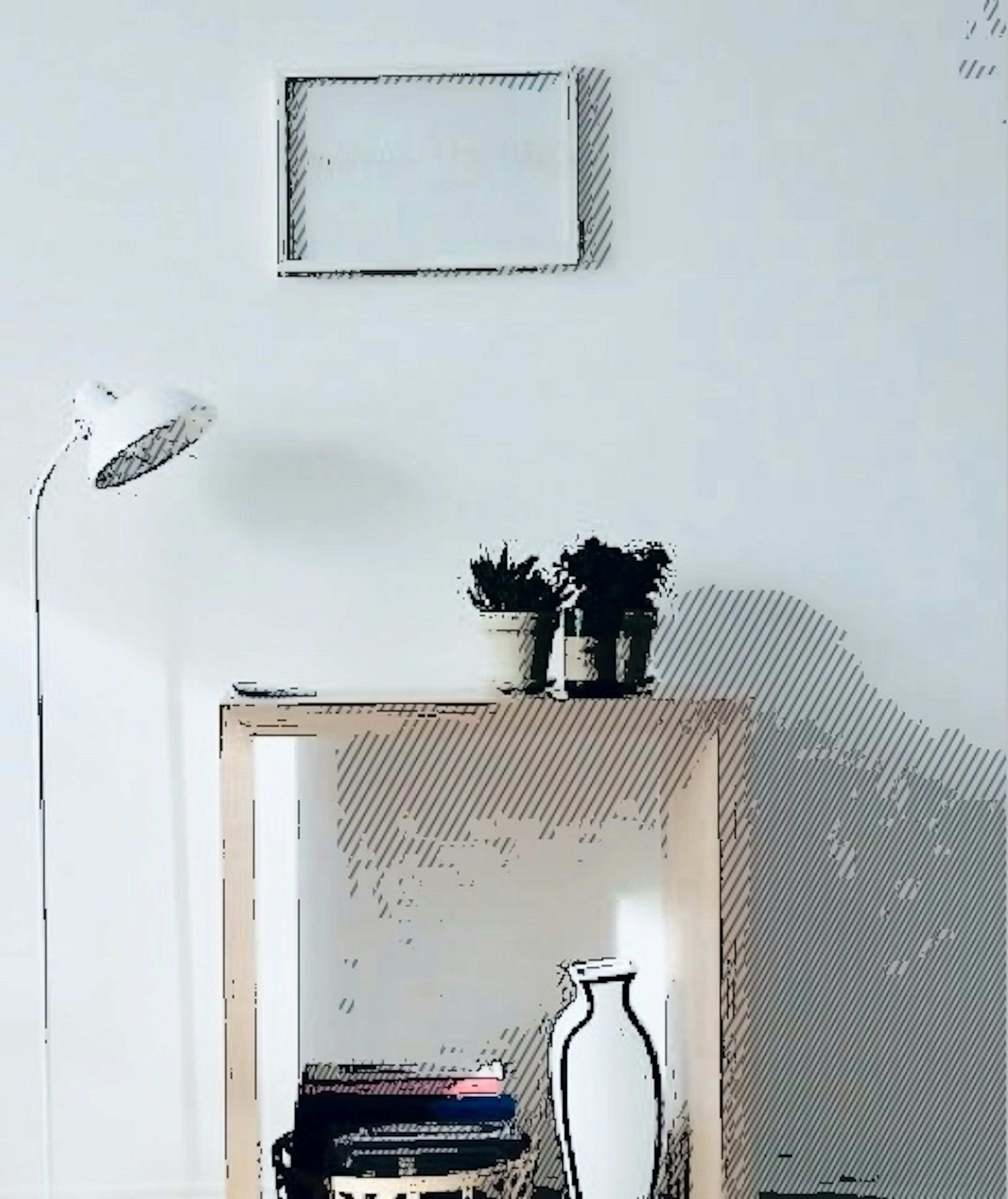 Intérieur simple avec un mur blanc et une étagère en bois affichant des plantes et un vase