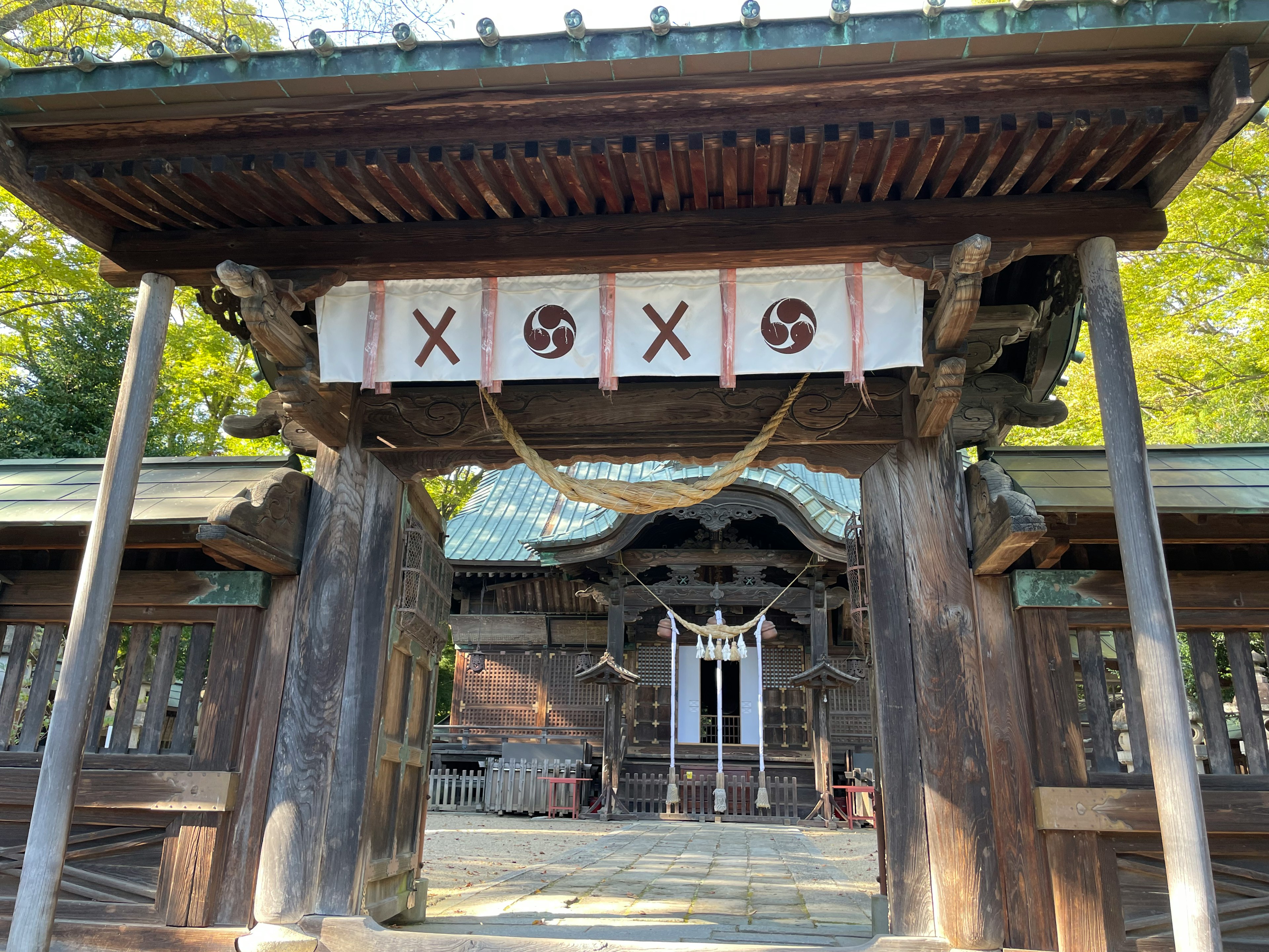 大型傳統神社門，帶有複雜裝飾