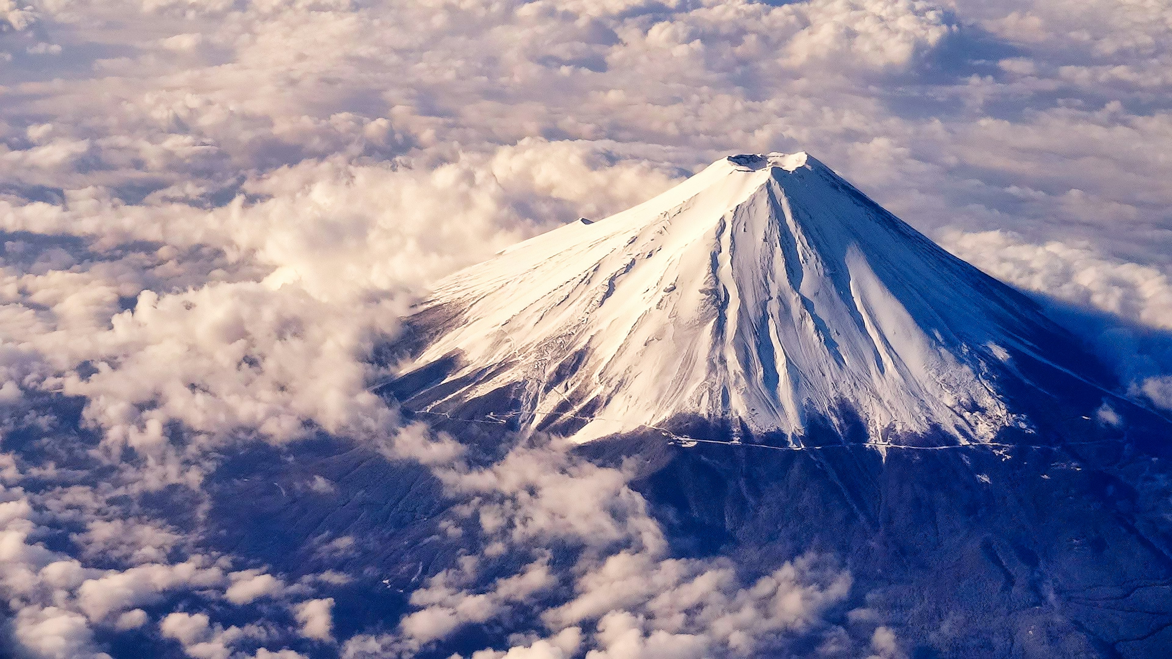 Schneebedeckter Gipfel des Fuji, der über den Wolken thront