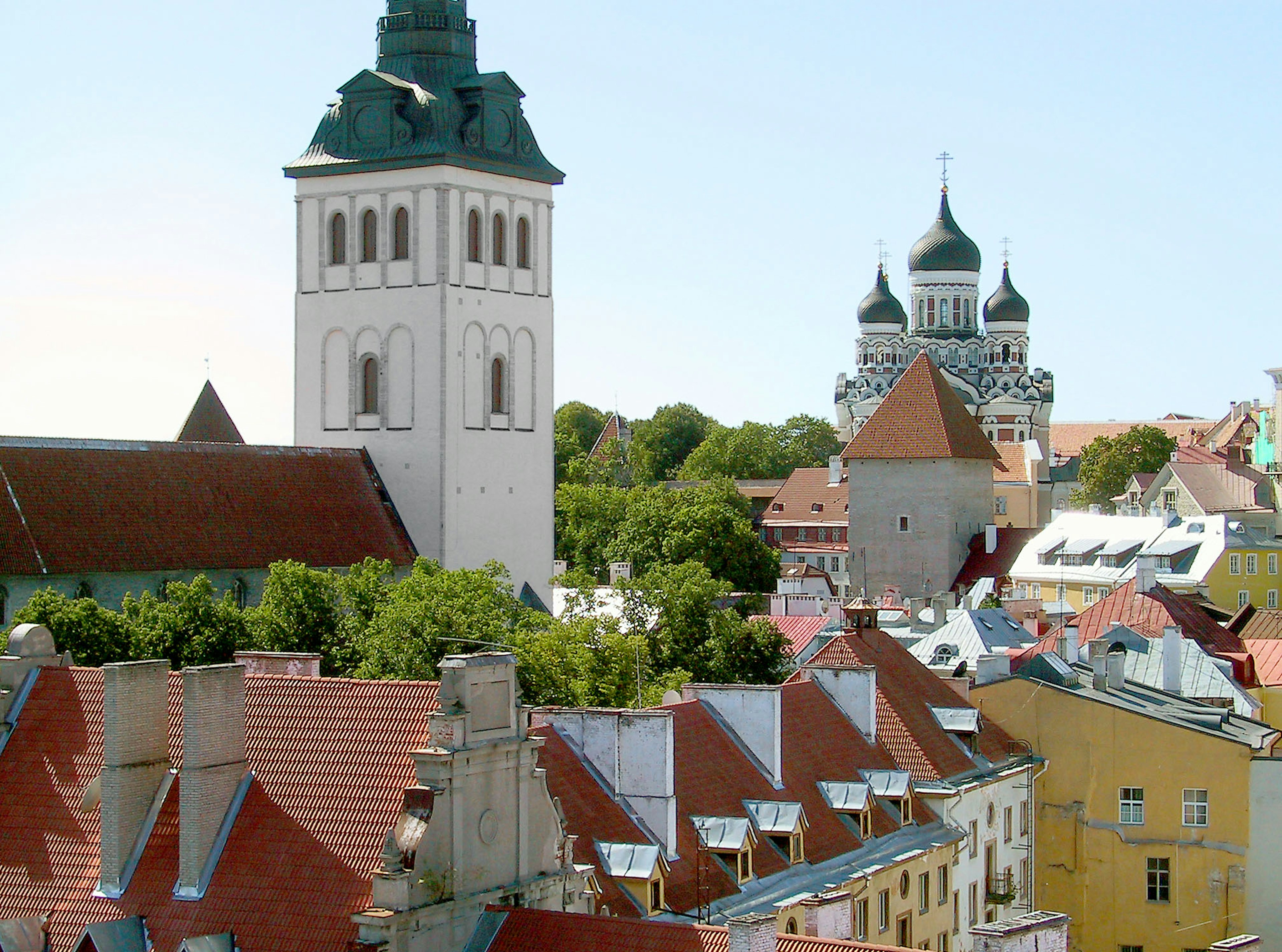 Paesaggio storico di Tallinn con torri di chiesa