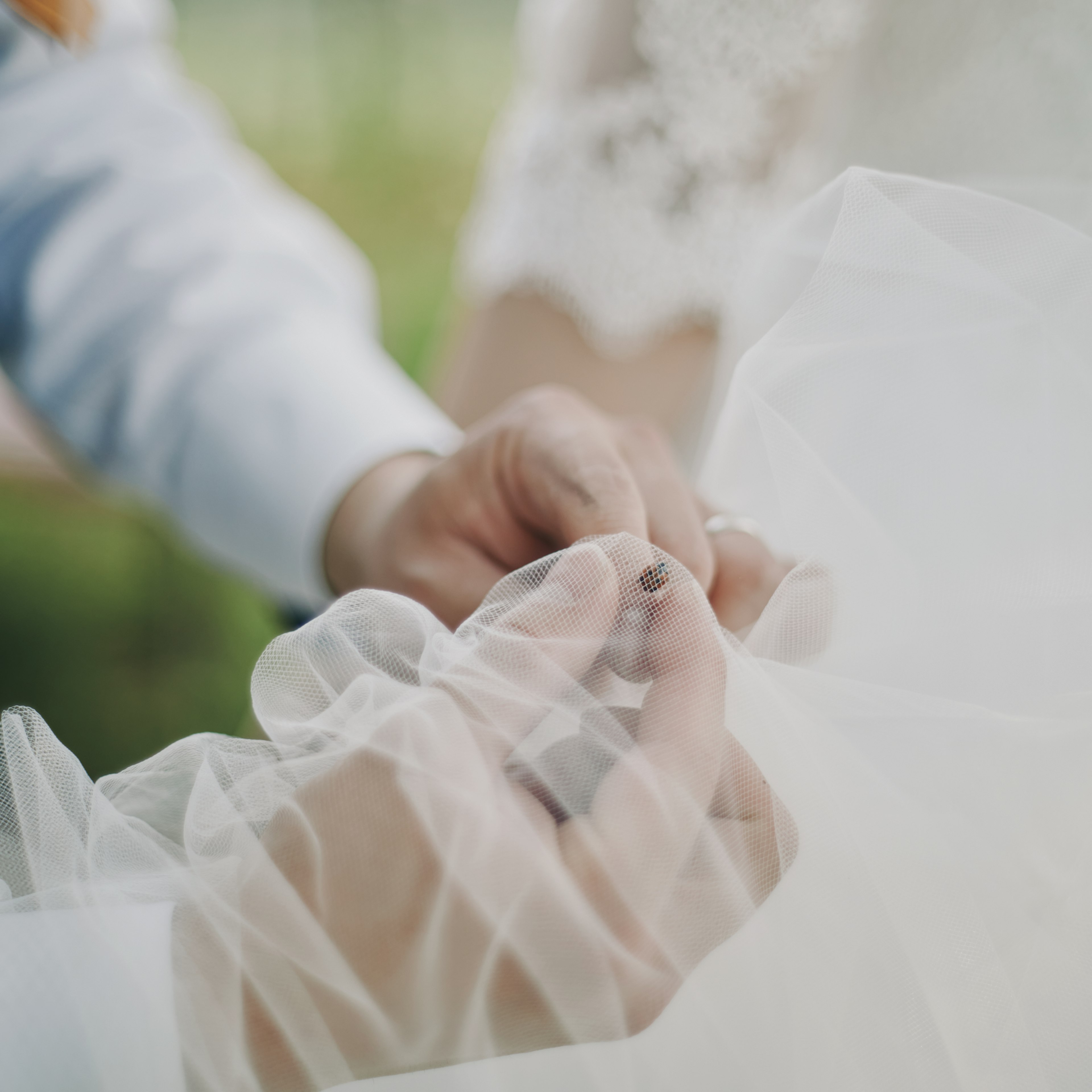 Primer plano de manos ajustando detalles de un vestido de novia