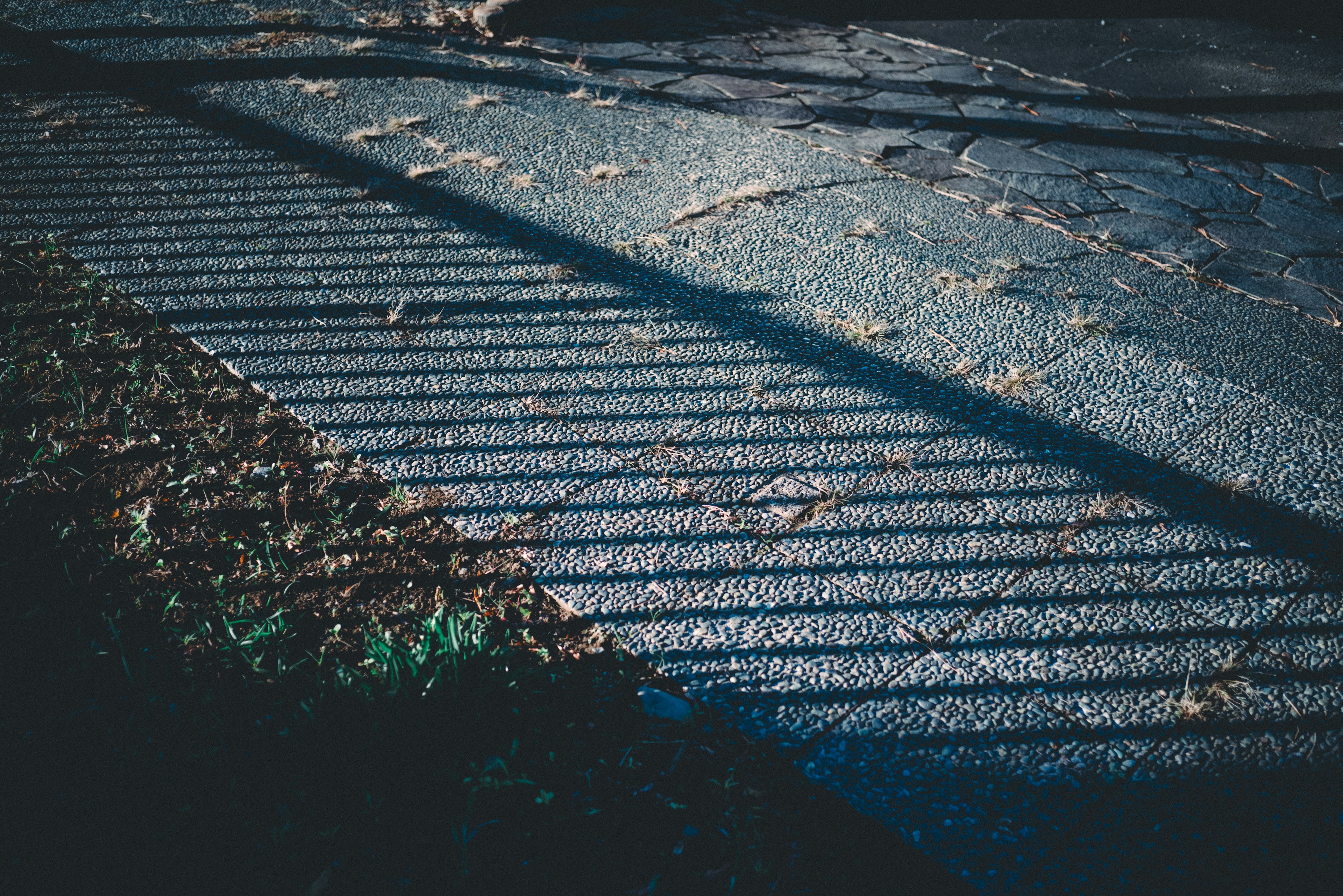 Un paysage avec des ombres en rayures projetées au sol