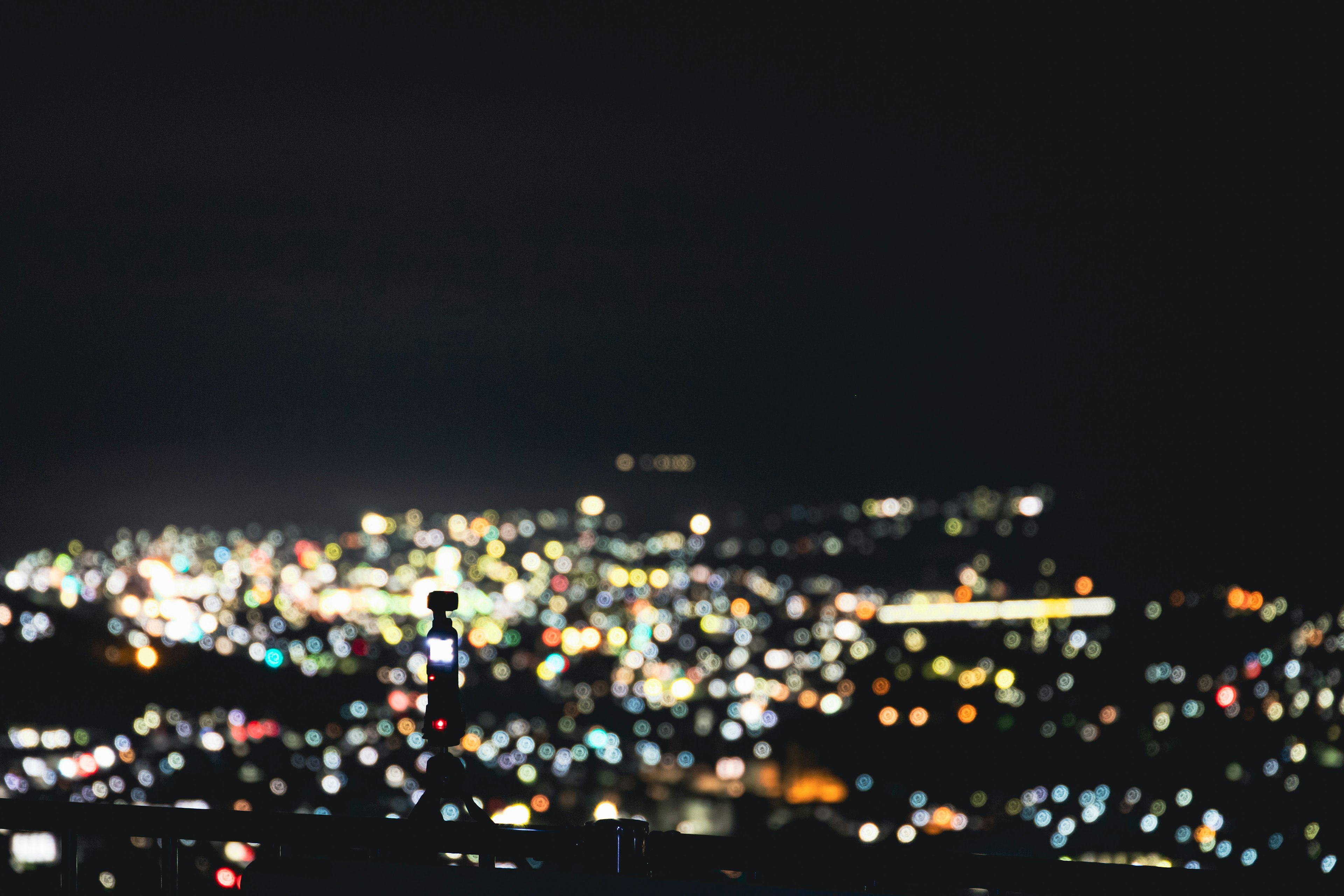 Vista sfocata di una città di notte con luci scintillanti