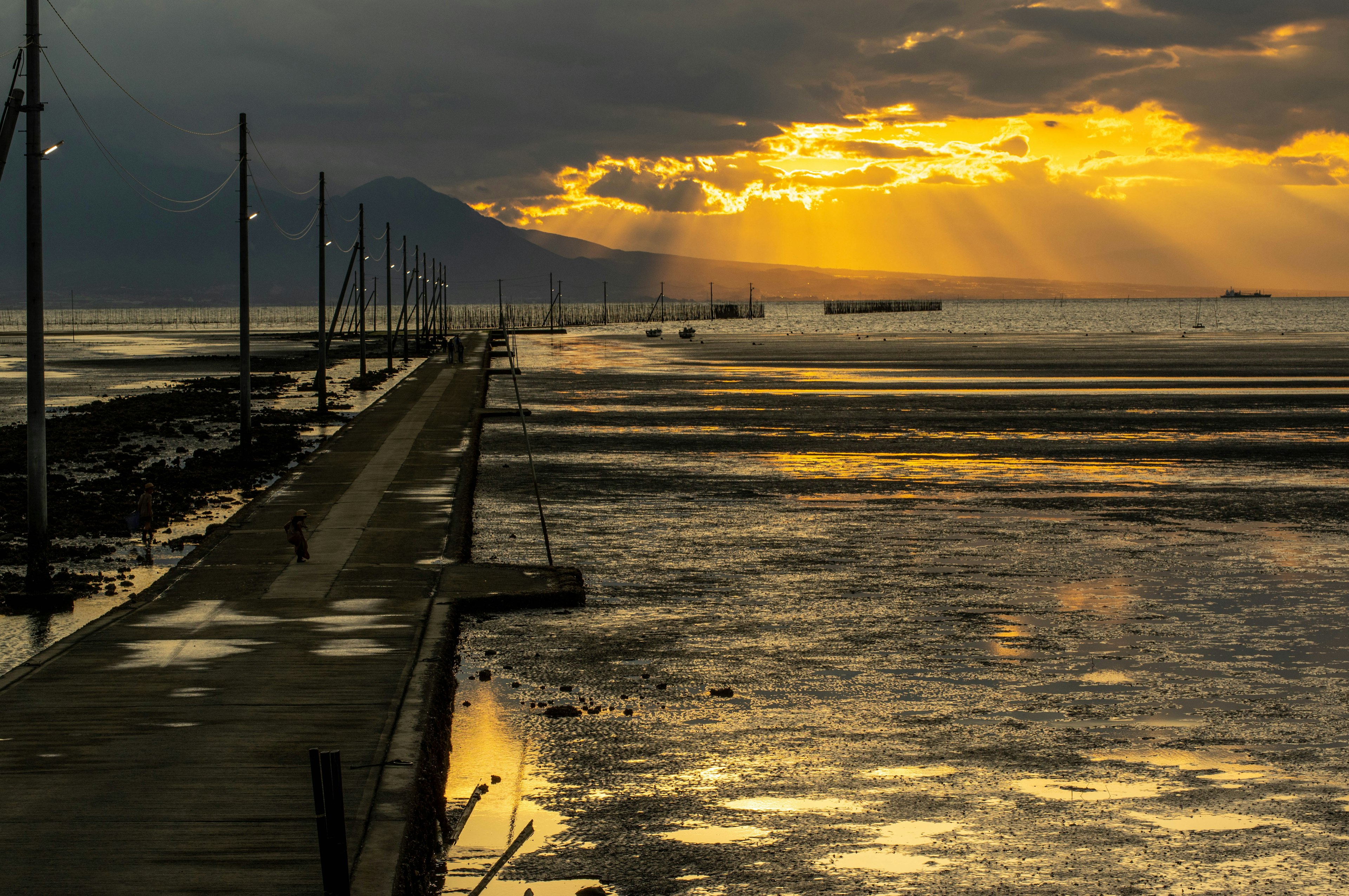 Schöner Sonnenuntergang über dem Meer mit einem ruhigen Pier