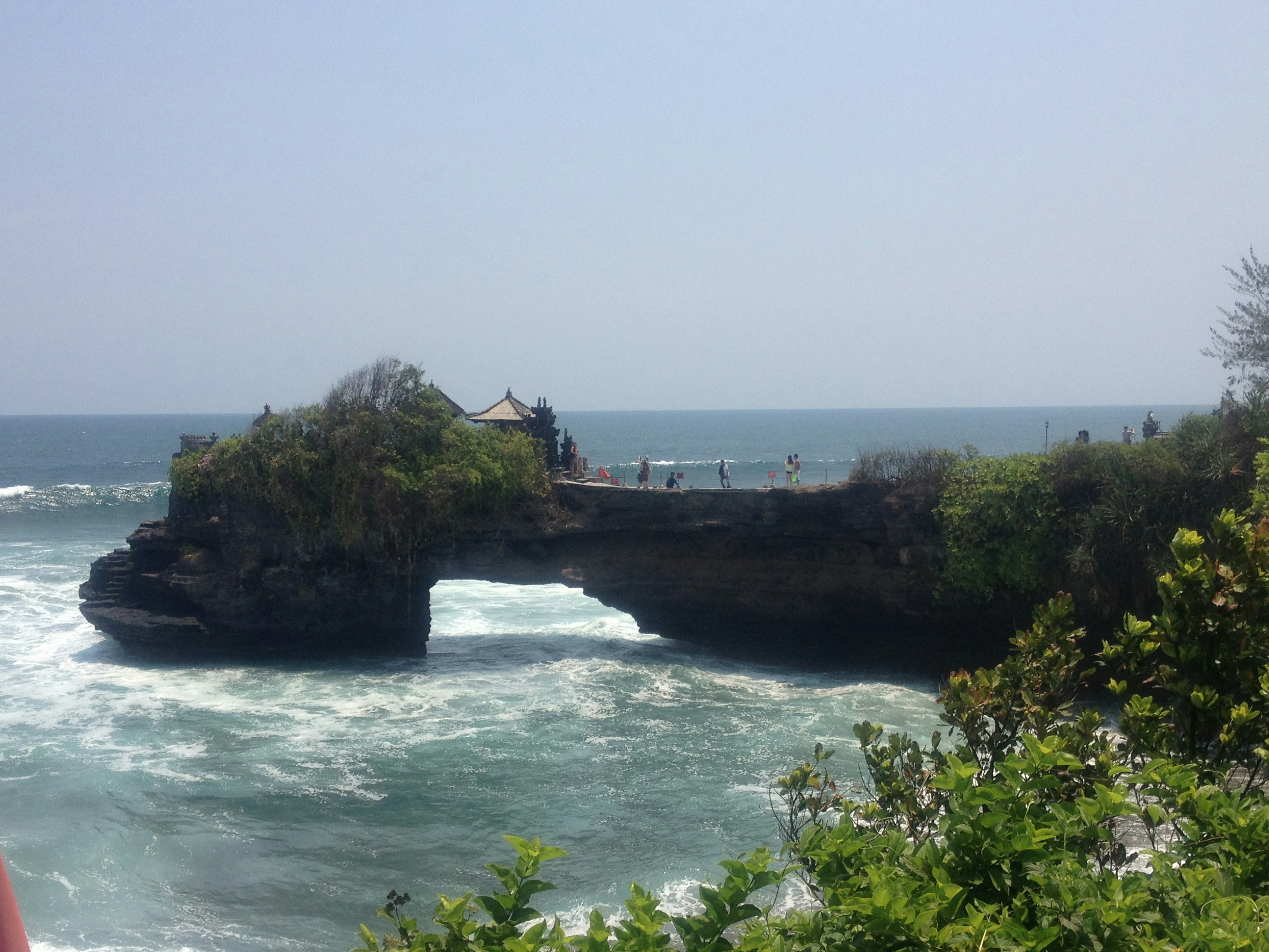 Monumento natural con un arco rocoso y olas del océano