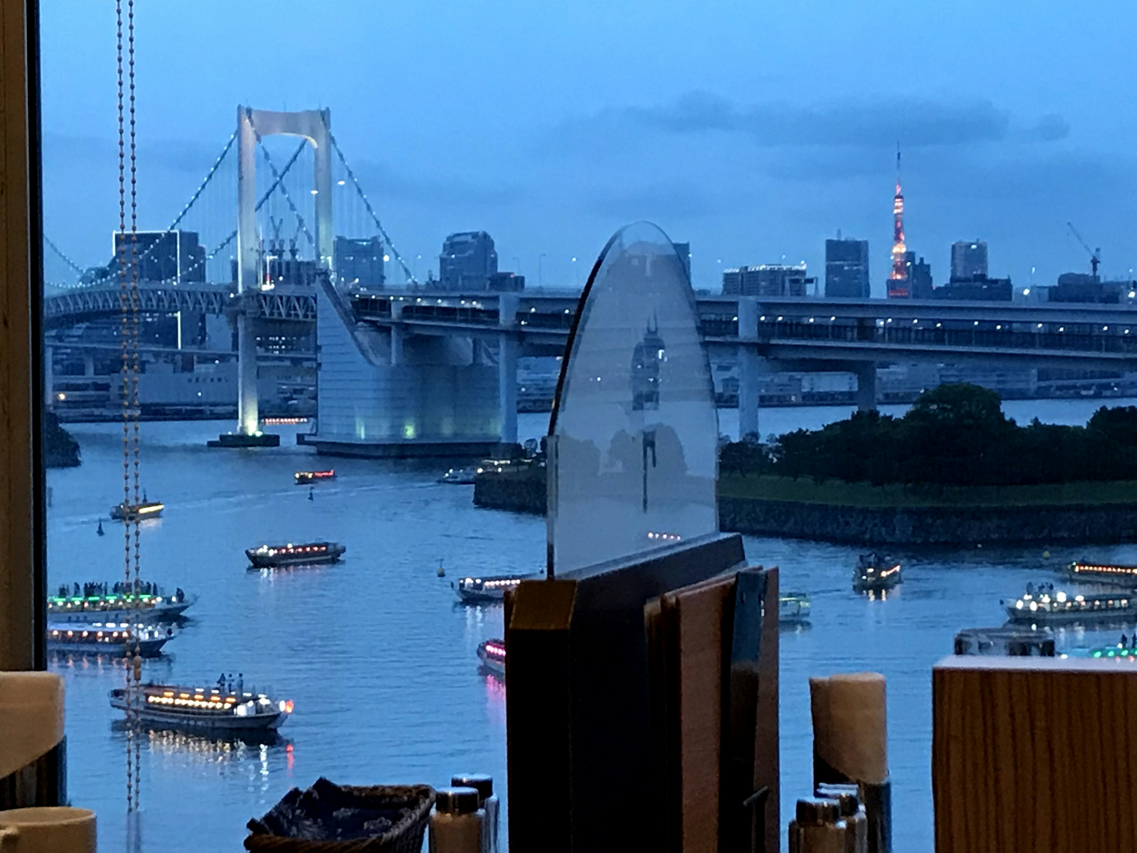 レインボーブリッジと東京タワーを背景にした夜景の川の眺め