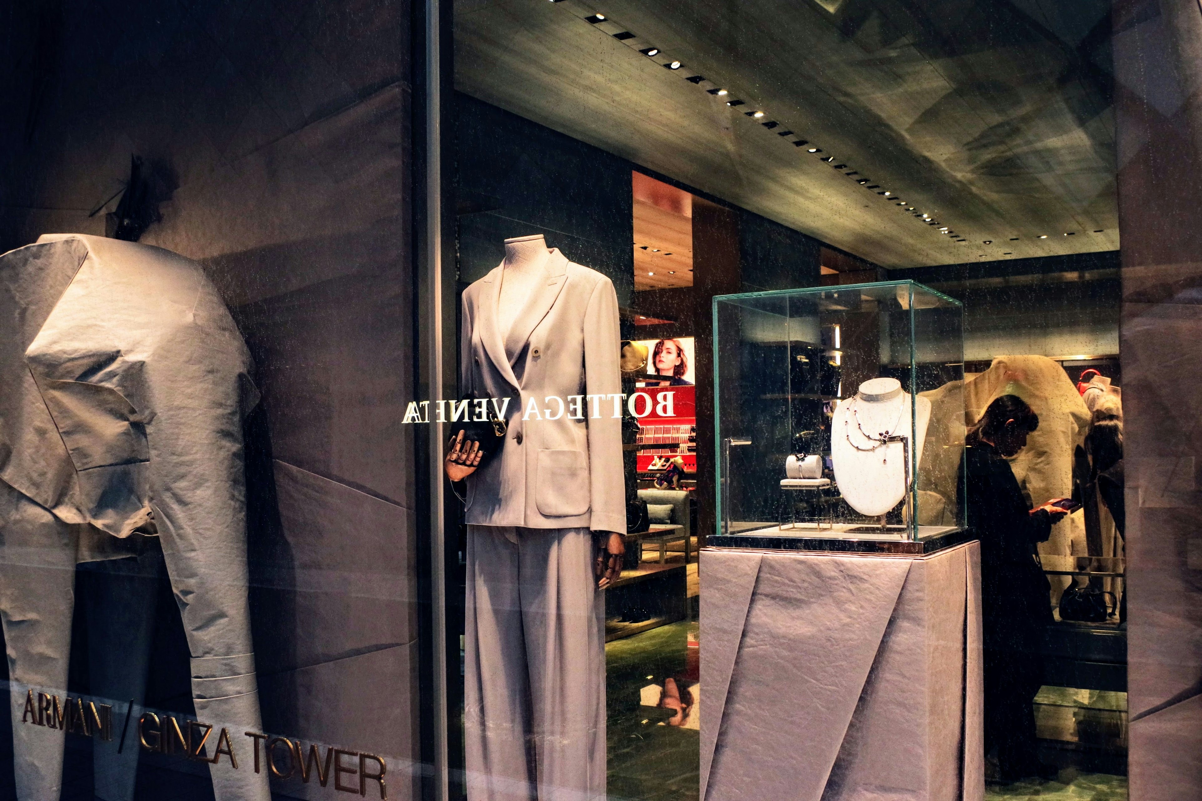 Vitrine d'un magasin de mode haut de gamme avec des costumes et des bijoux