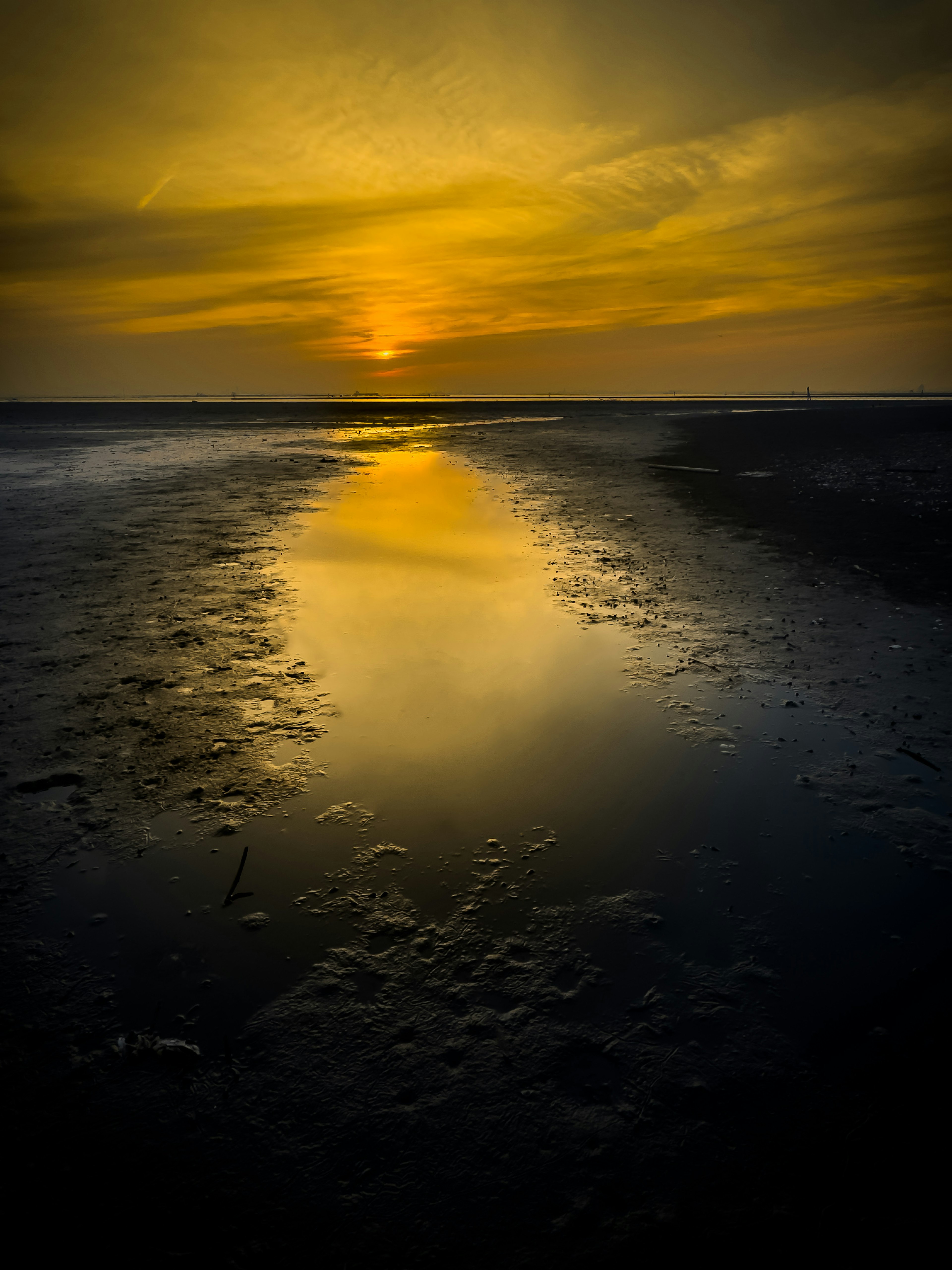 Vue de plage pittoresque avec un beau reflet de coucher de soleil