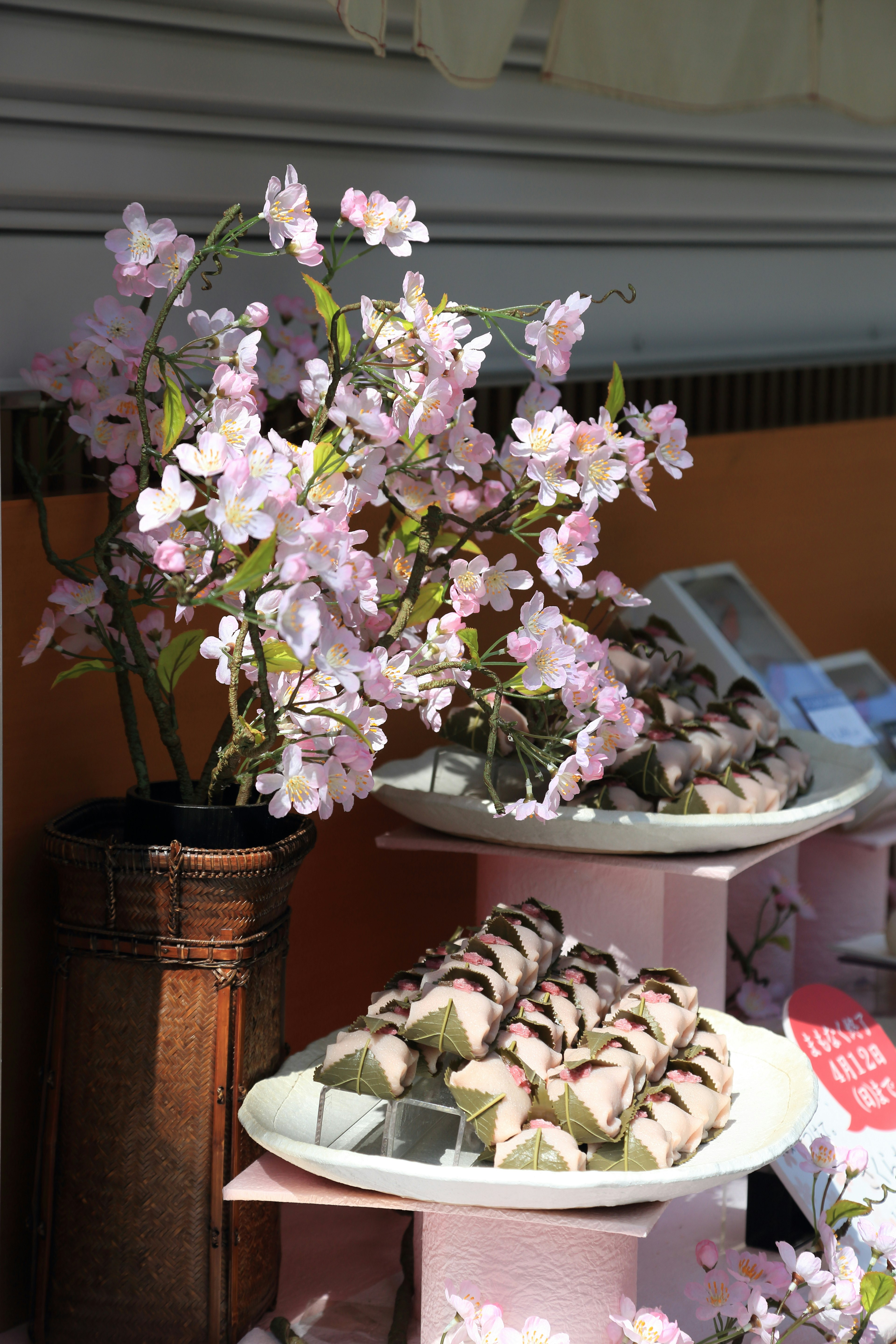 Una hermosa exhibición con flores de cerezo y un plato de sushi