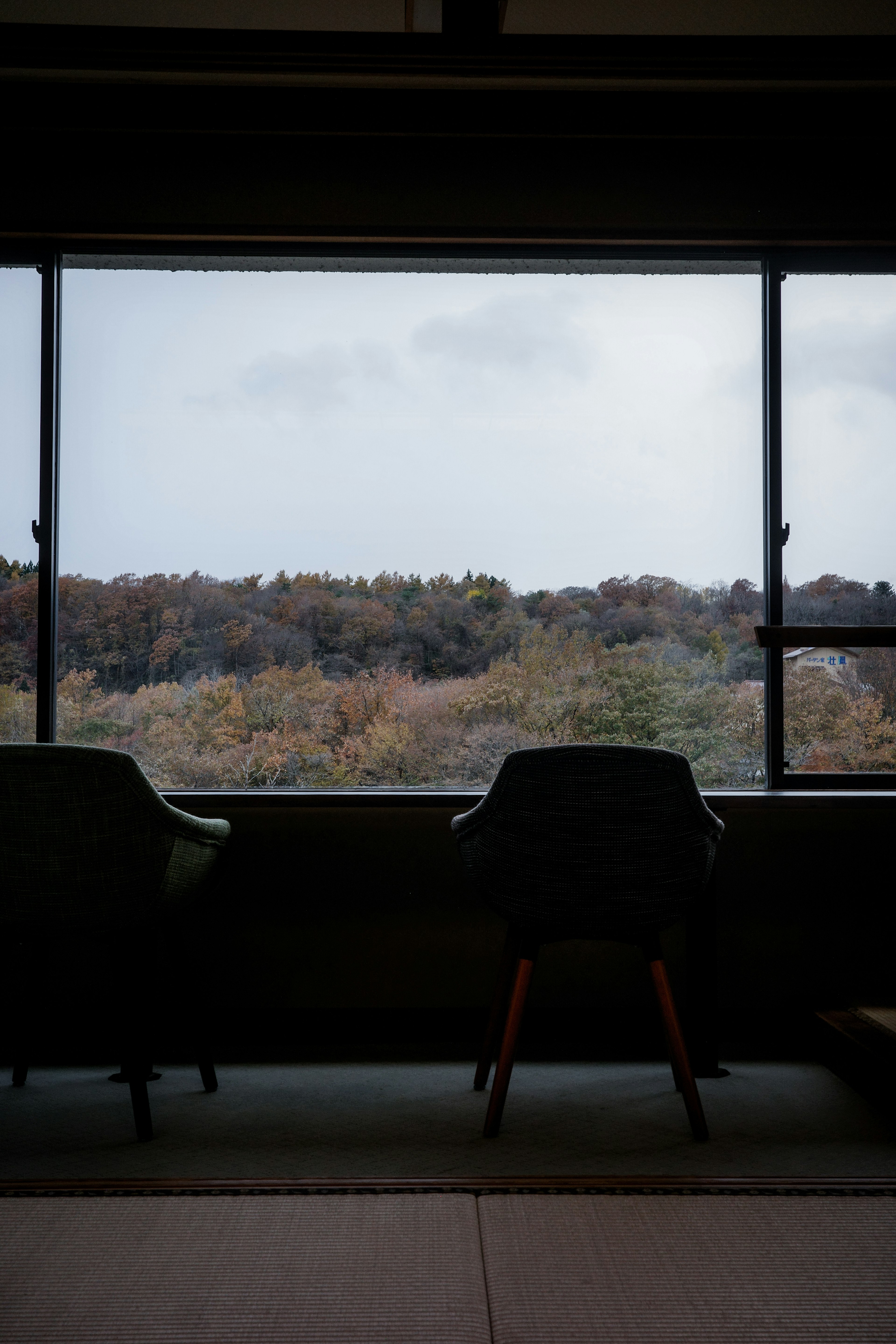 Vue intérieure avec des chaises et un paysage visible à travers la fenêtre