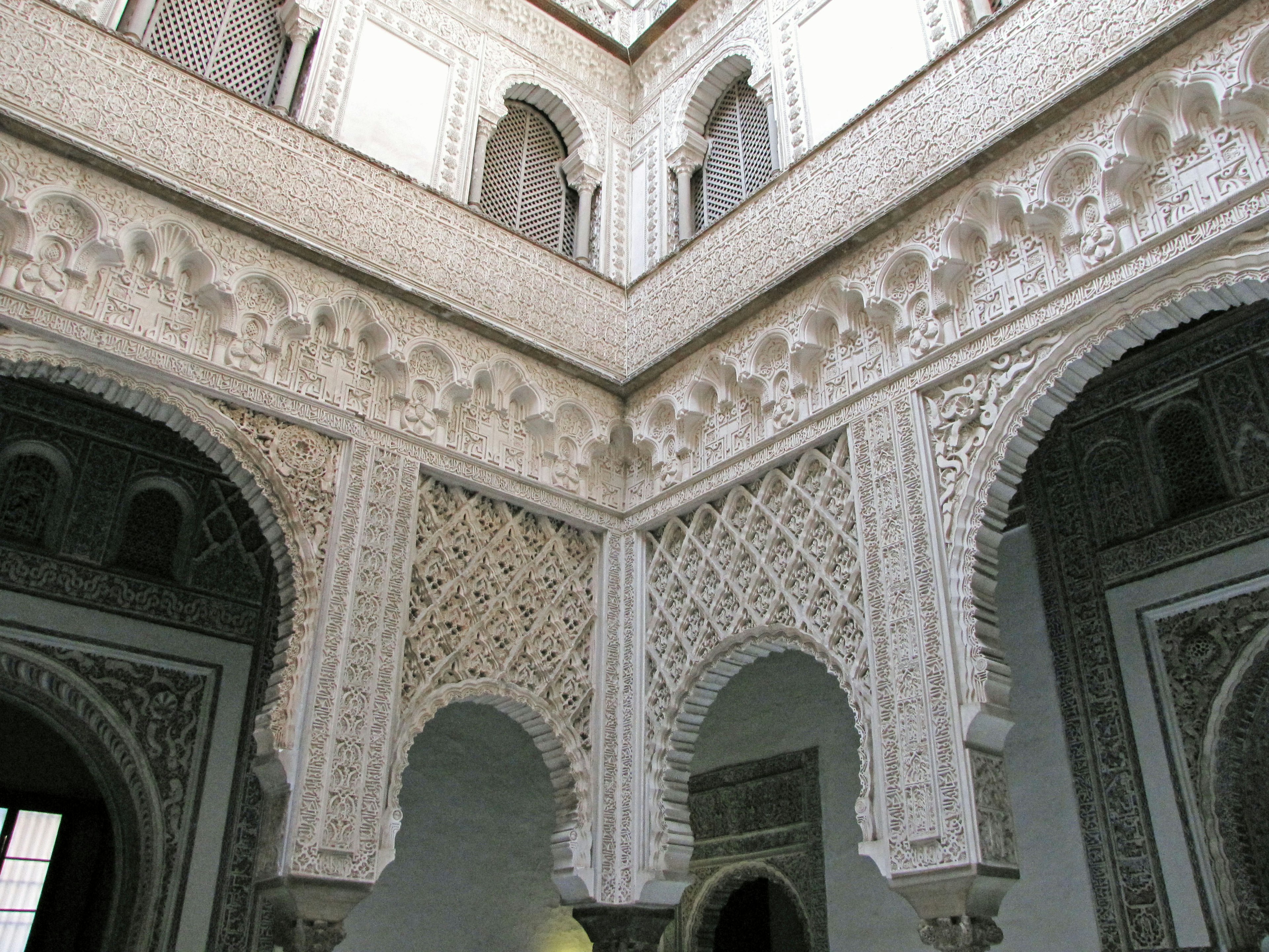 Hermoso interior de mezquita con arcos decorativos y tallas intrincadas