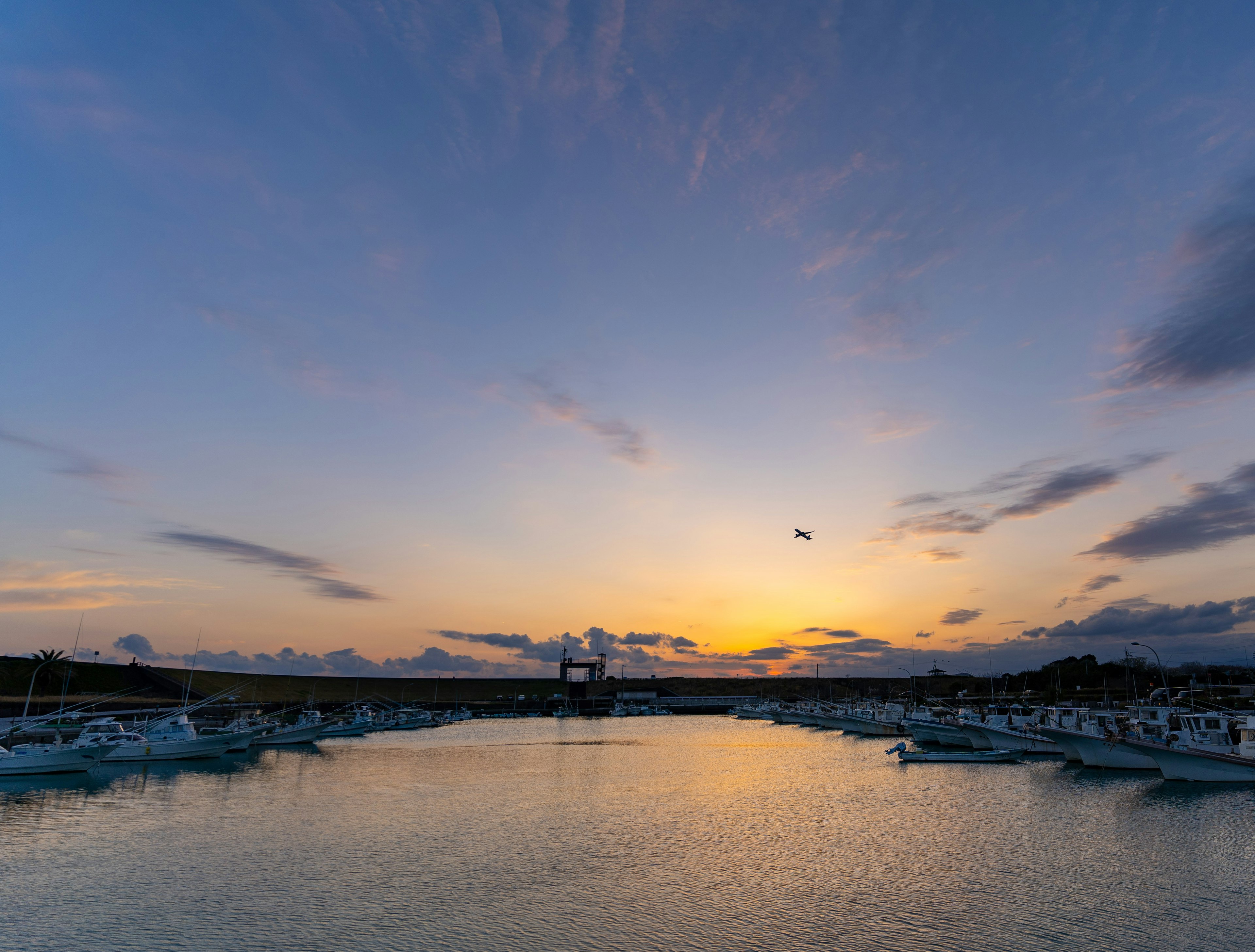 静かな水面に映る夕日と雲のある美しい風景