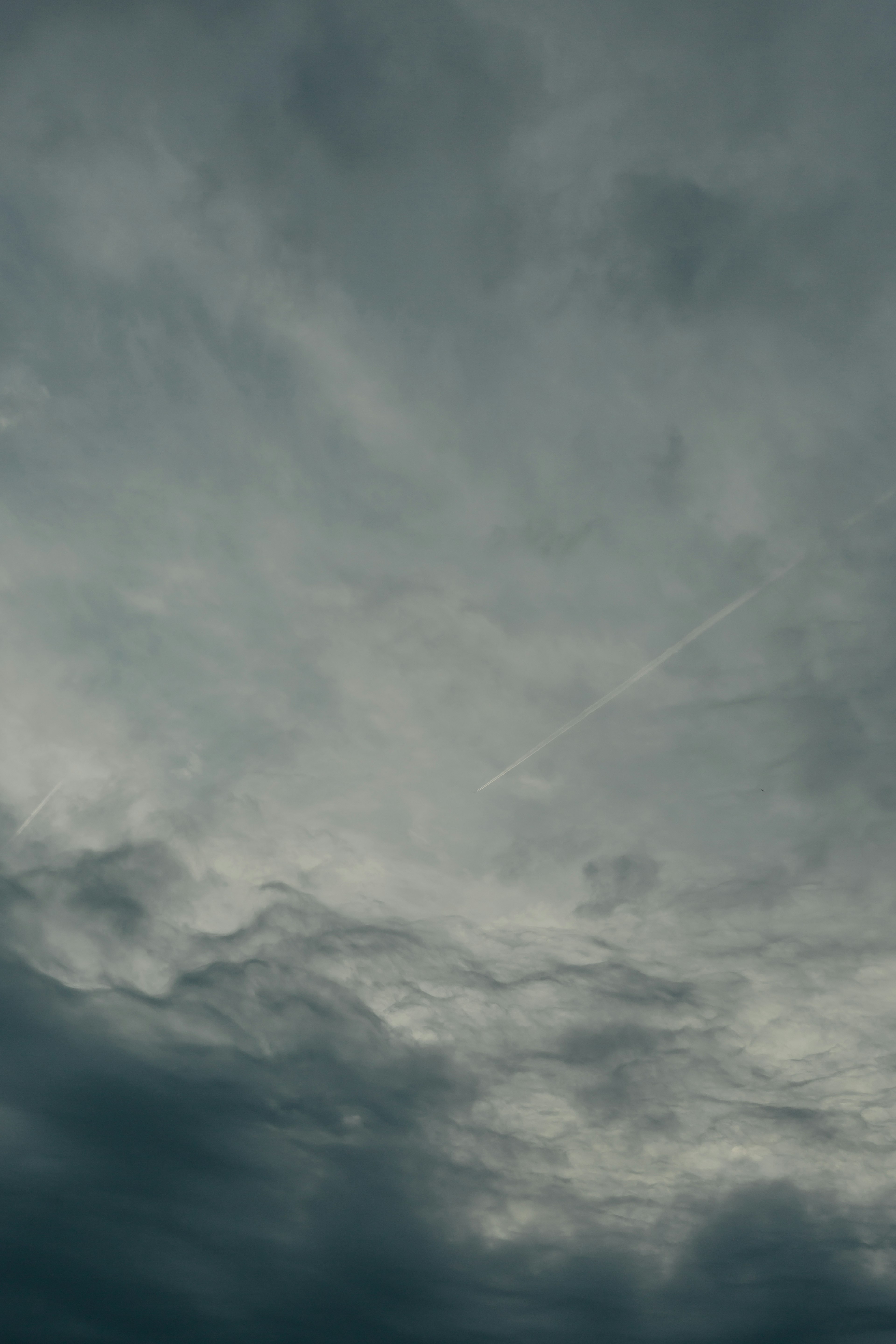 暗い雲が広がる空の風景