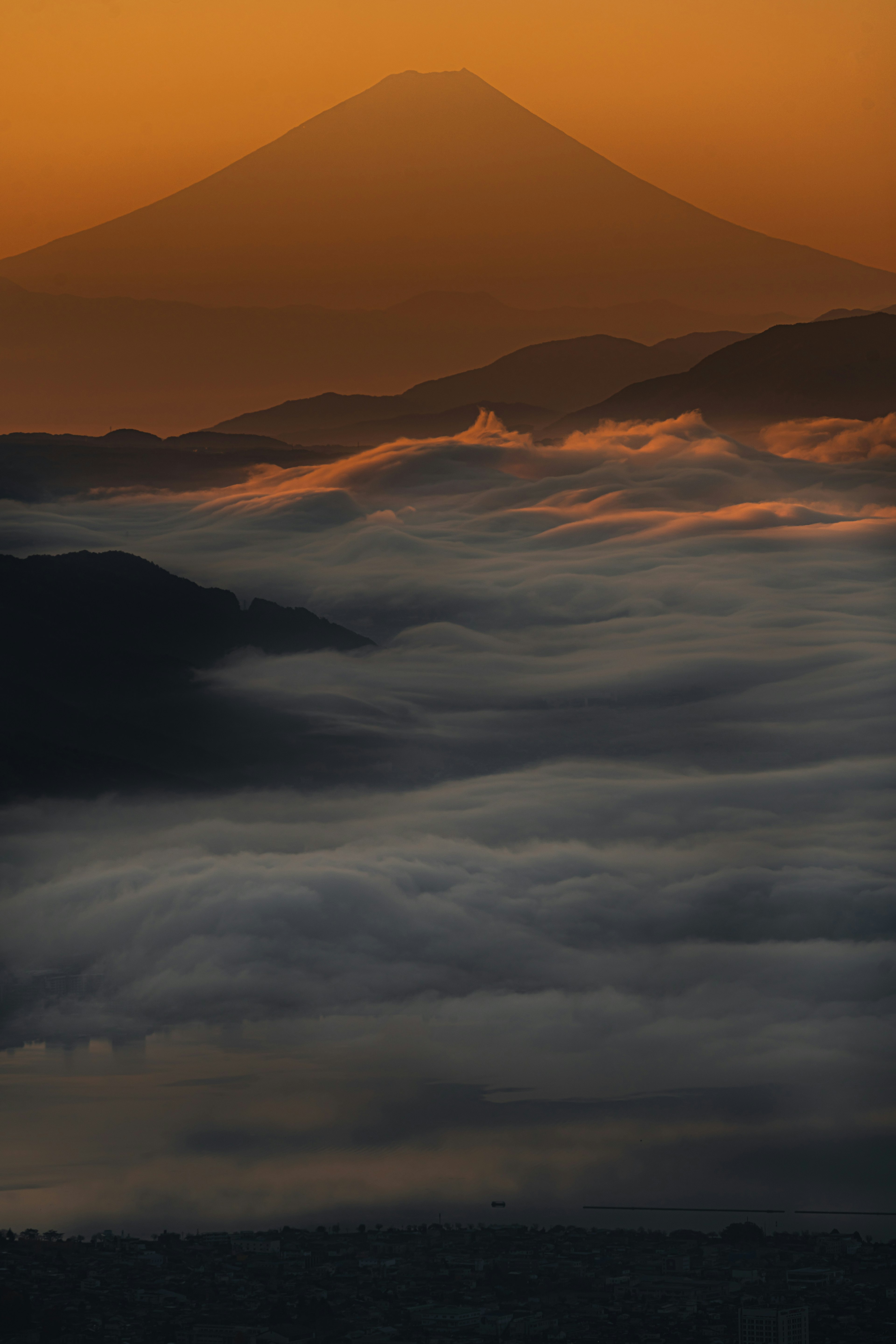 Vue magnifique du mont Fuji entouré de brume matinale et de montagnes