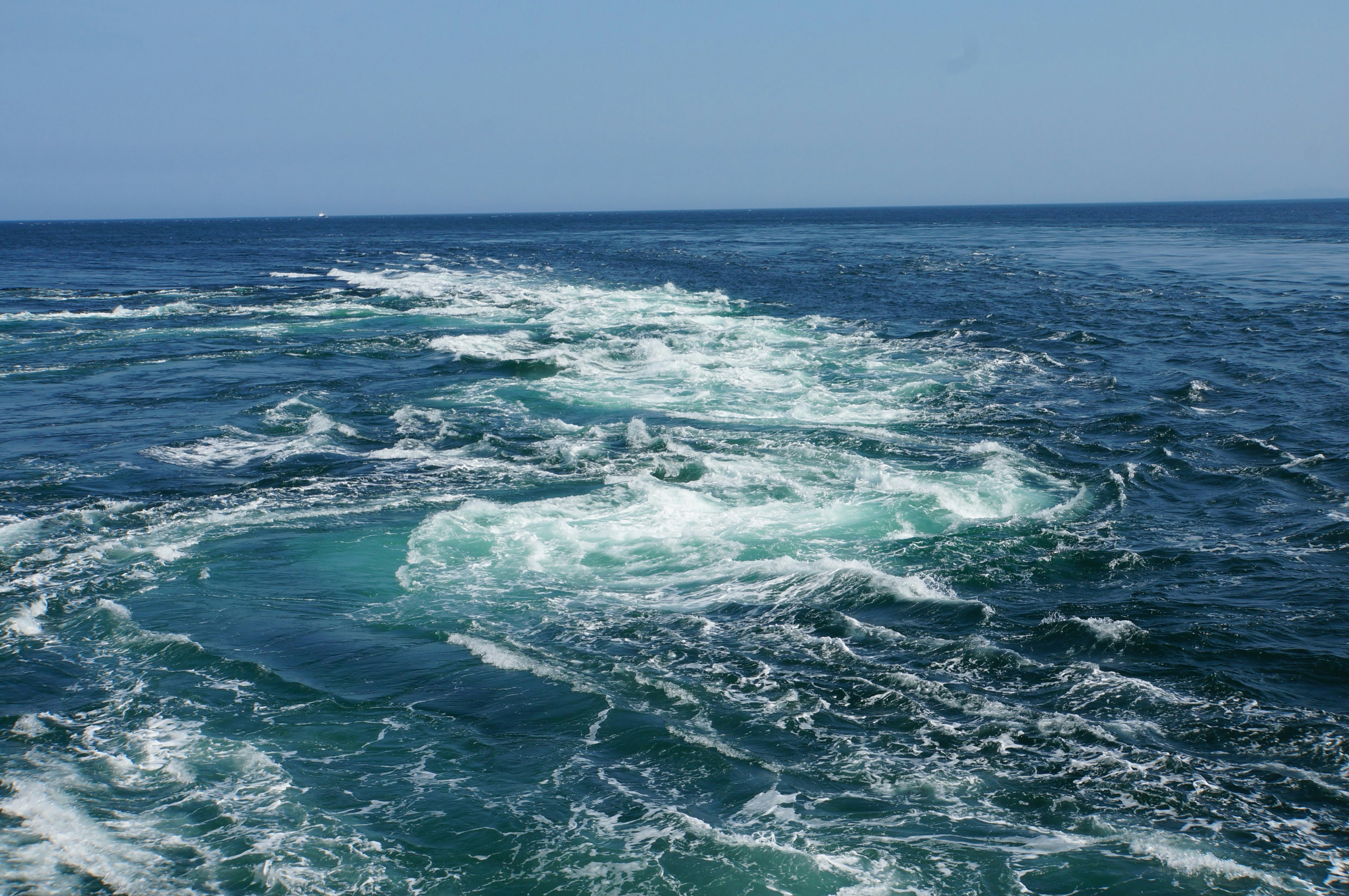 Pemandangan gelombang laut yang berputar