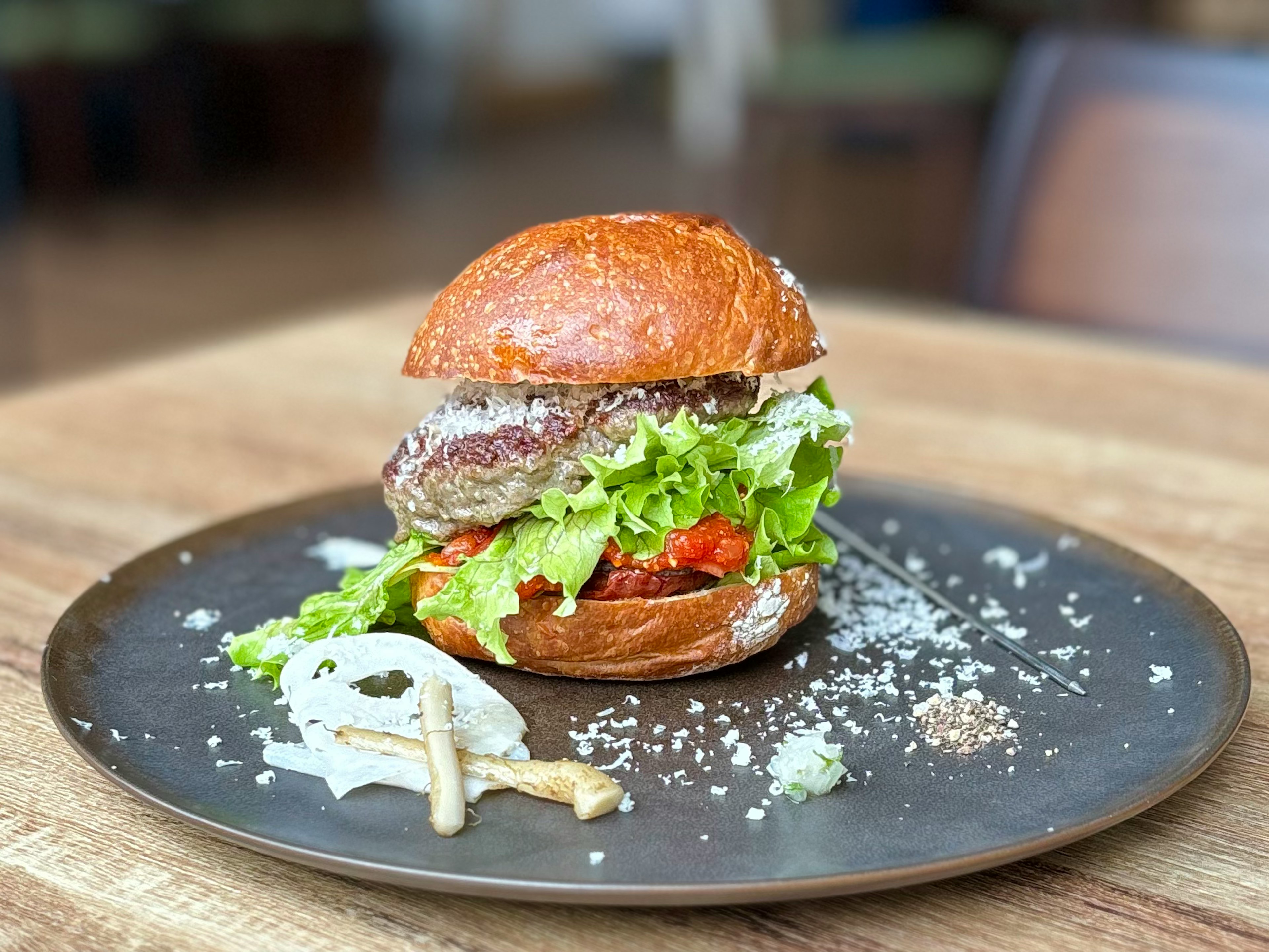 美味しそうなハンバーガーが皿に盛られている新鮮な野菜と焼きたてのバンズ