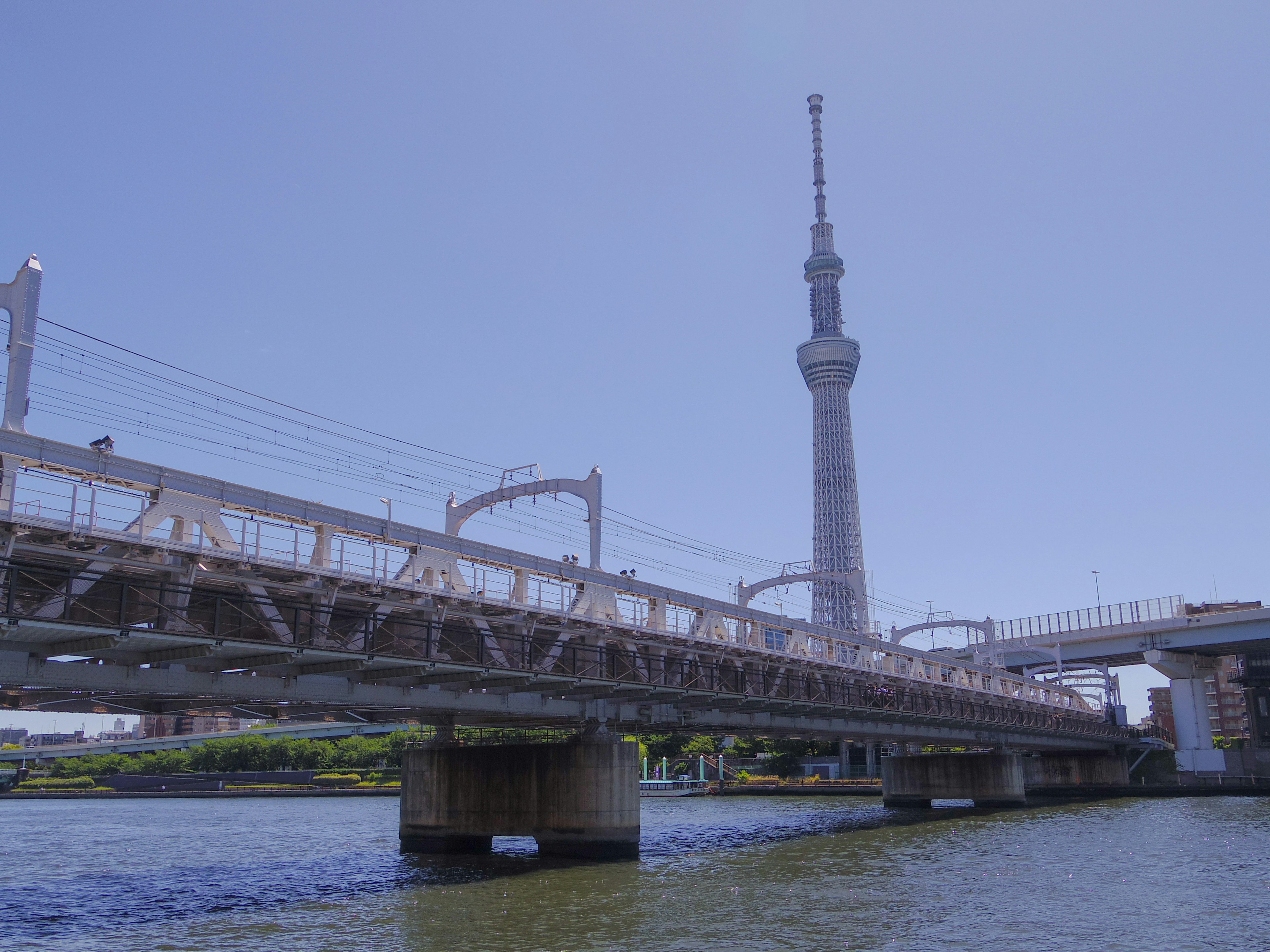 Blick auf eine Brücke in der Nähe des Tokyo Skytree mit Wasser darunter