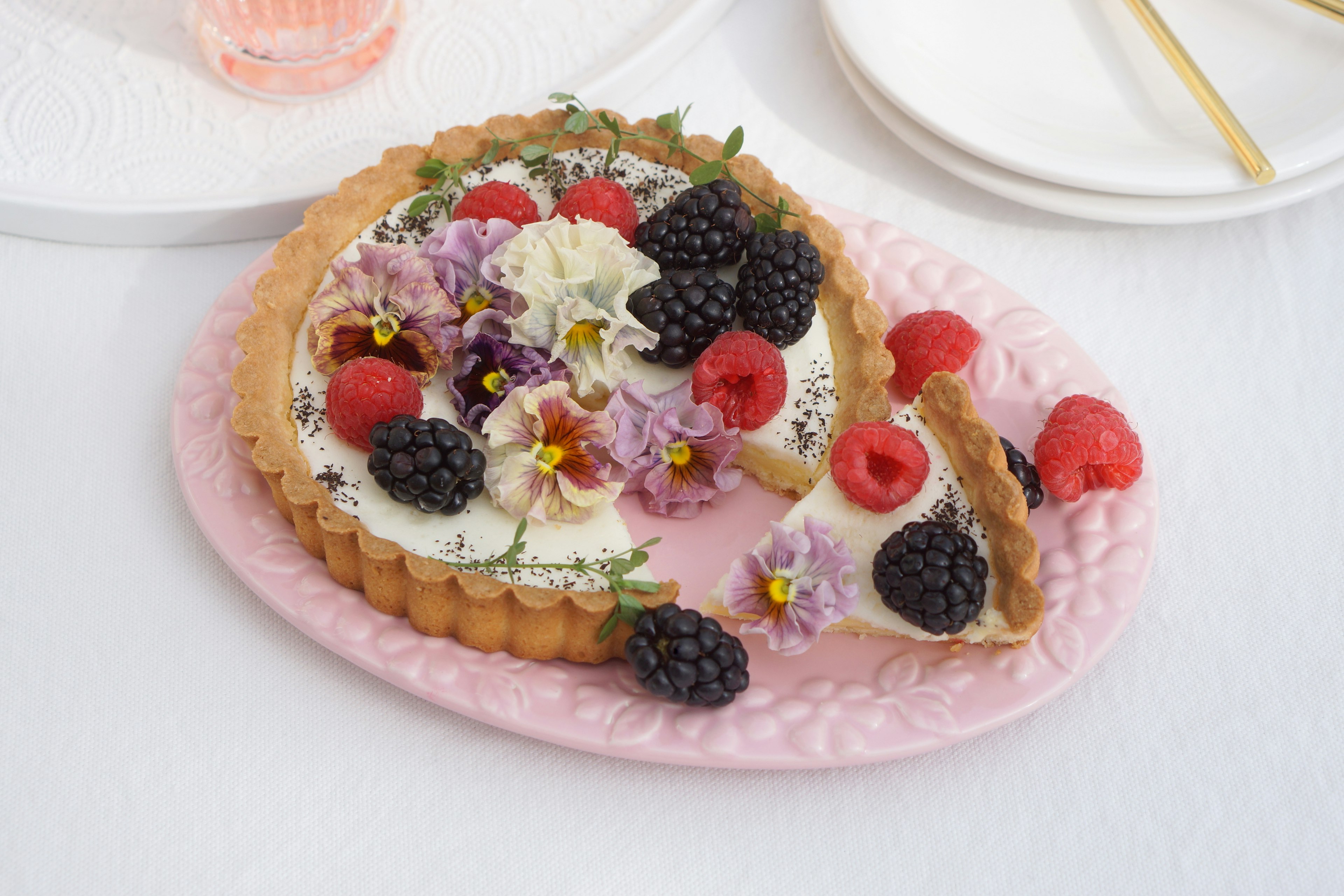 Bellissima crostata di frutta decorata con lamponi e more