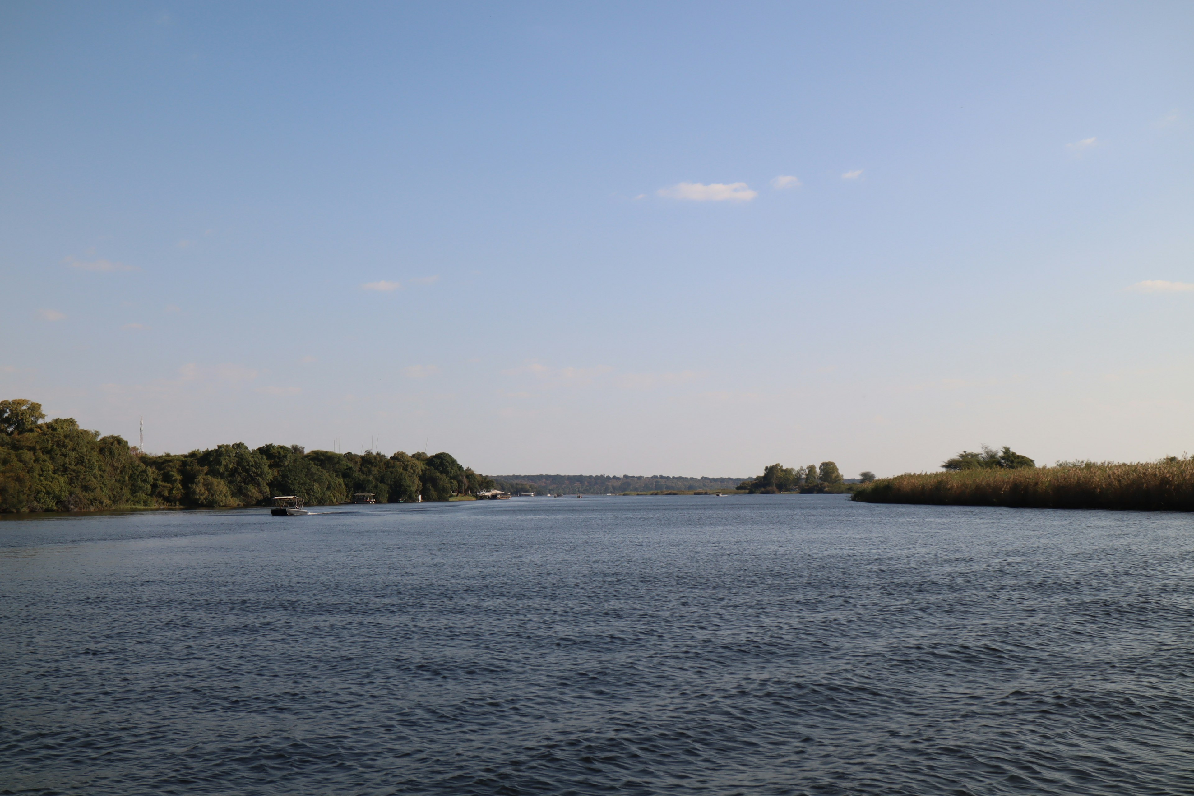 Vista panoramica di un fiume blu con rive verdi