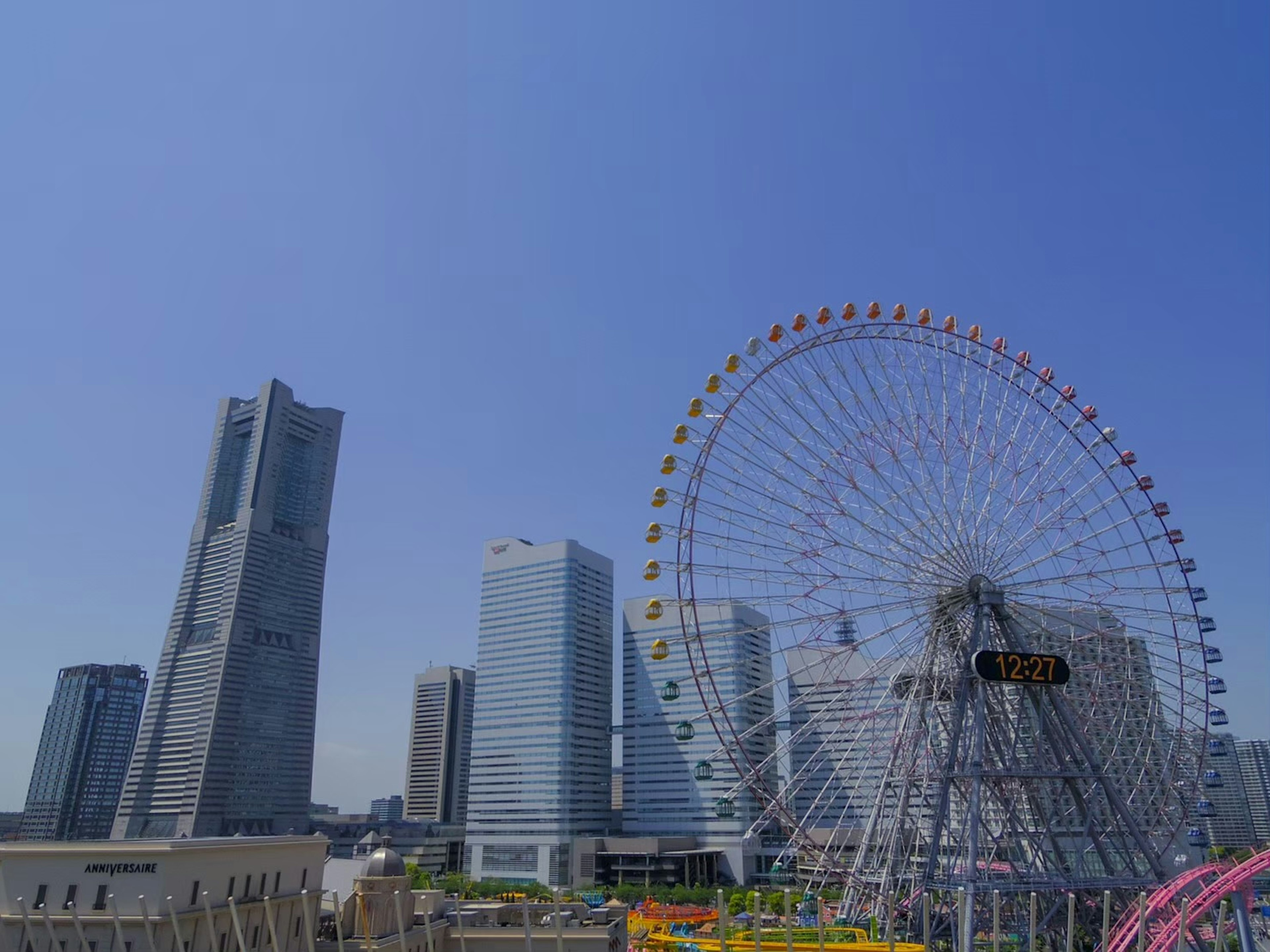 Roda raksasa Yokohama dengan gedung pencakar langit modern di latar belakang