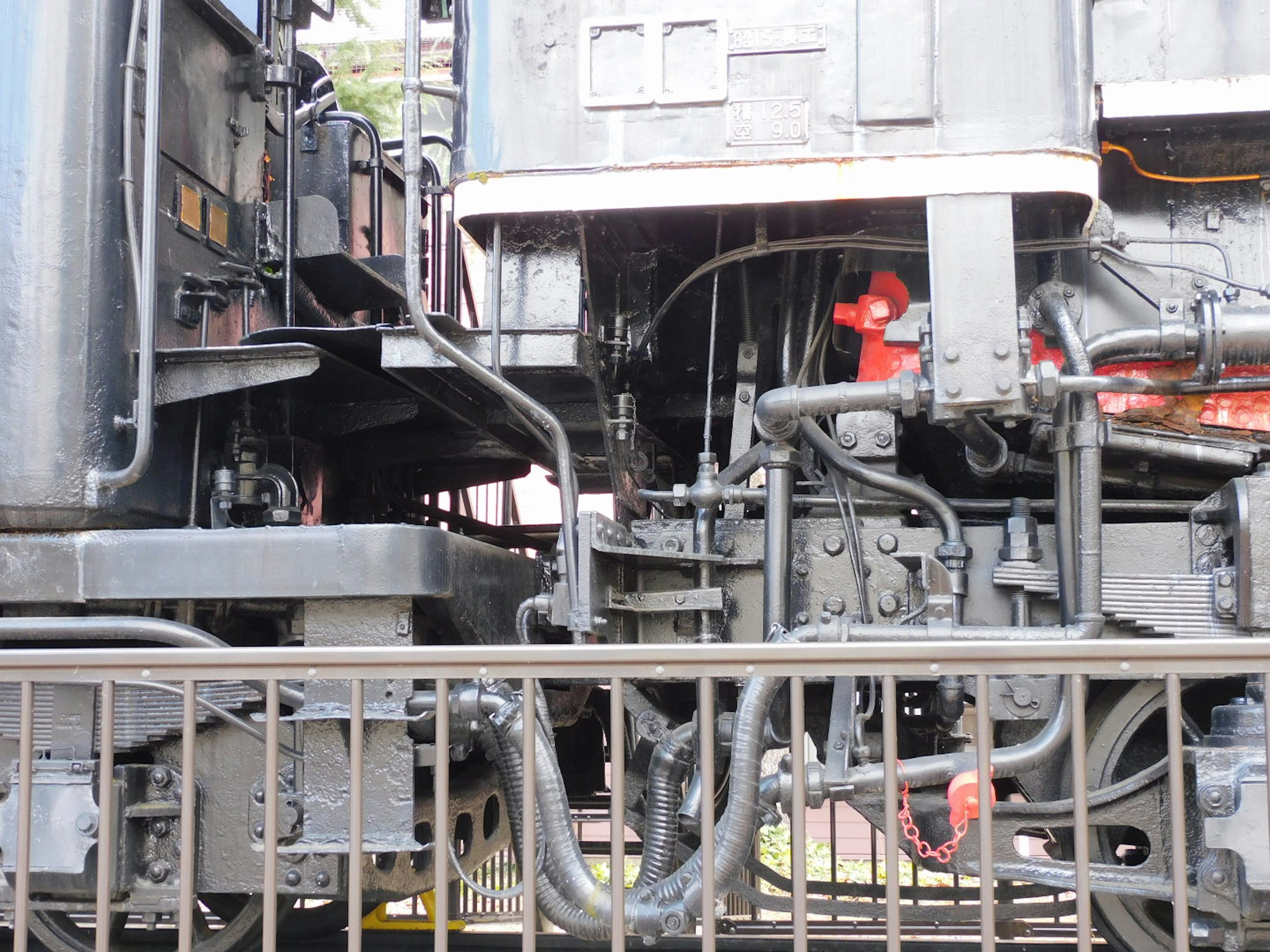 Vista detallada de la maquinaria y tuberías de locomotora