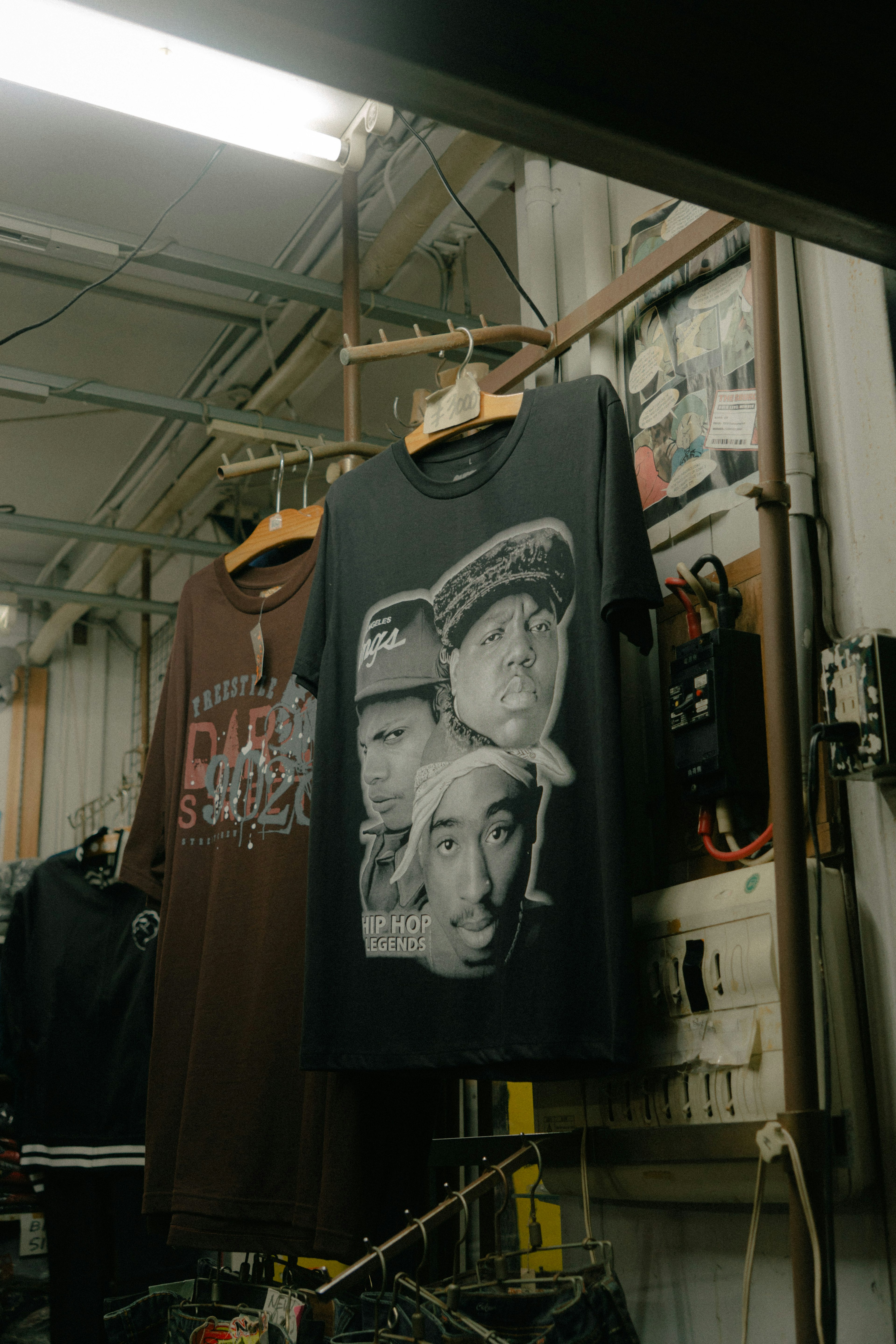 Camiseta negra con retratos de raperos famosos