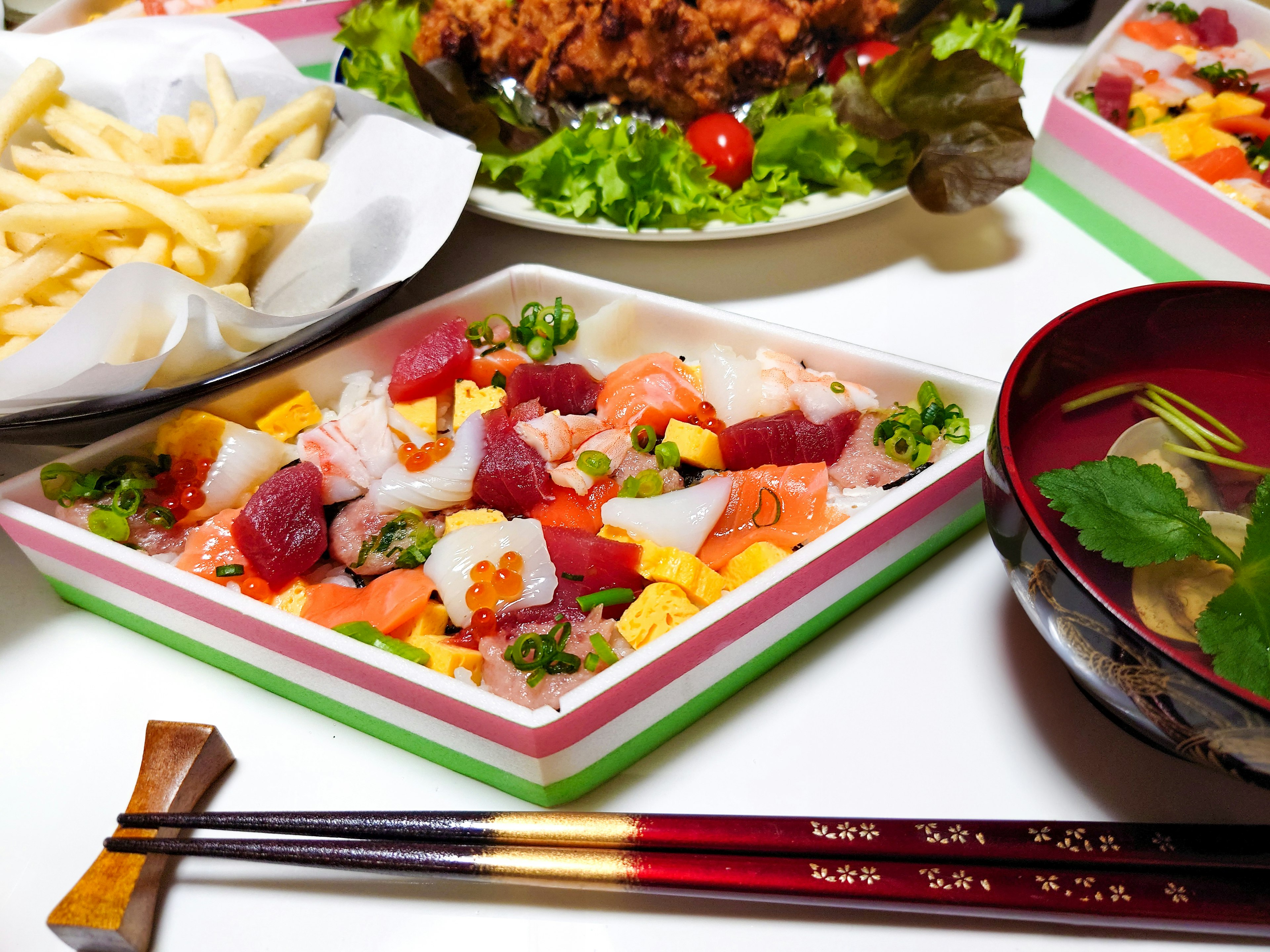 Đĩa sashimi và sushi đầy màu sắc được trình bày đẹp mắt ẩm thực Nhật Bản