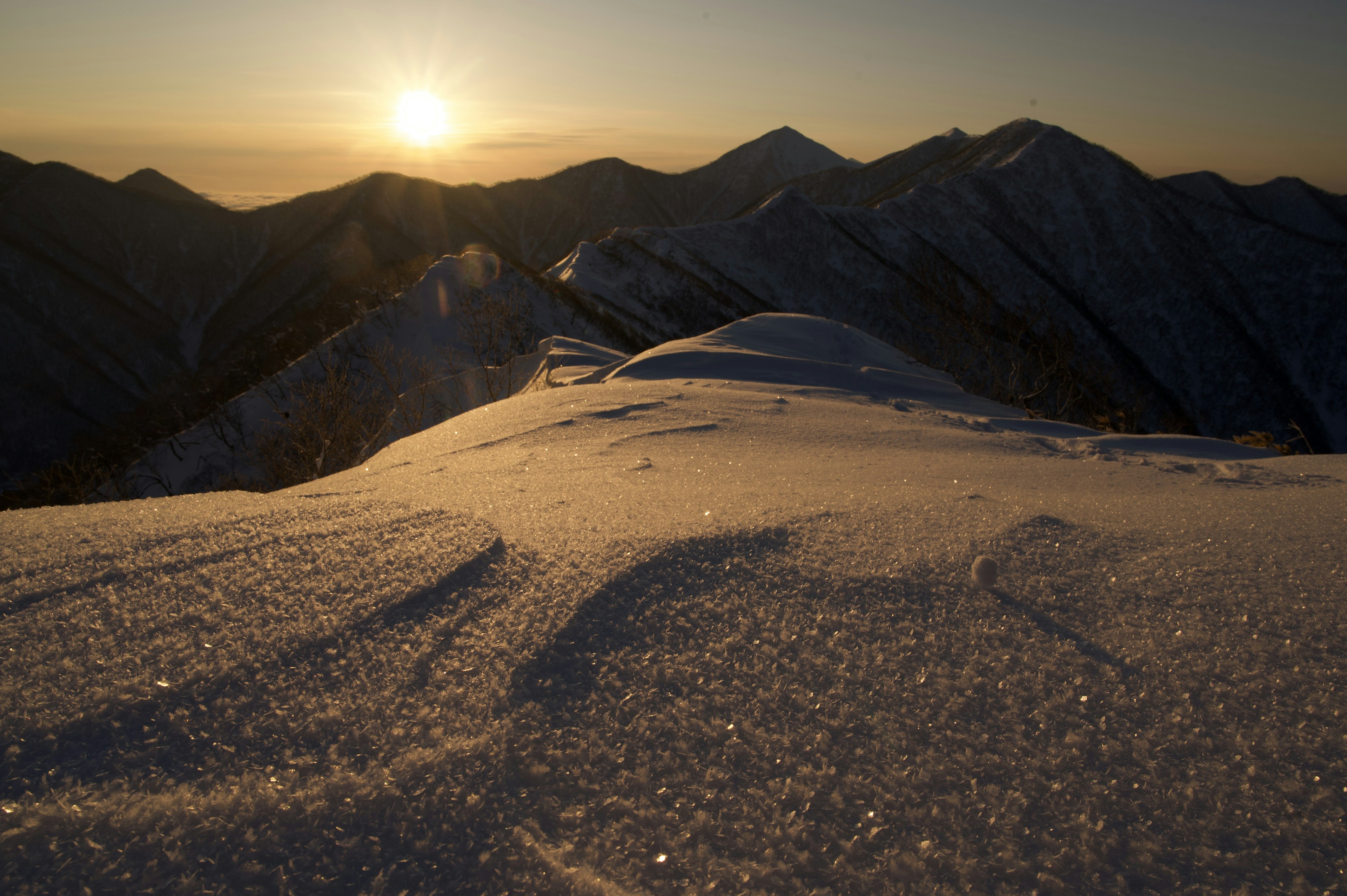 Wunderschöner Sonnenuntergang über schneebedeckten Berggipfeln