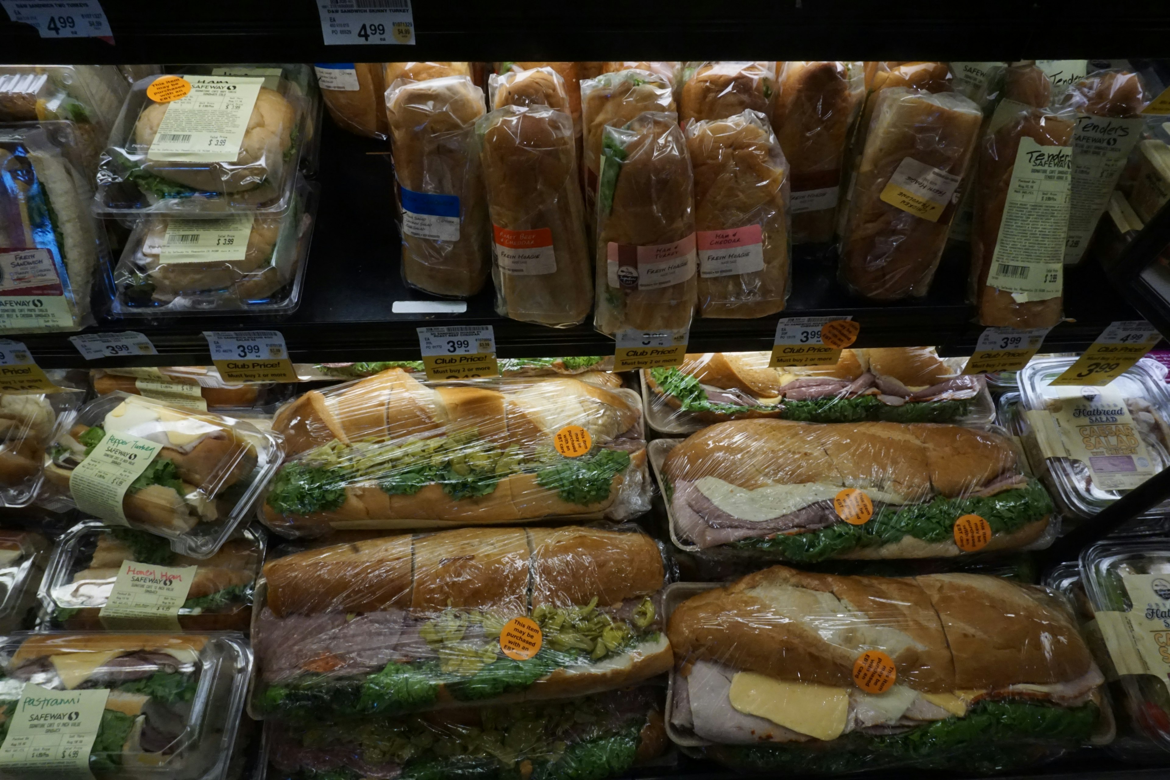 Image de sandwiches emballés exposés dans une étagère réfrigérée