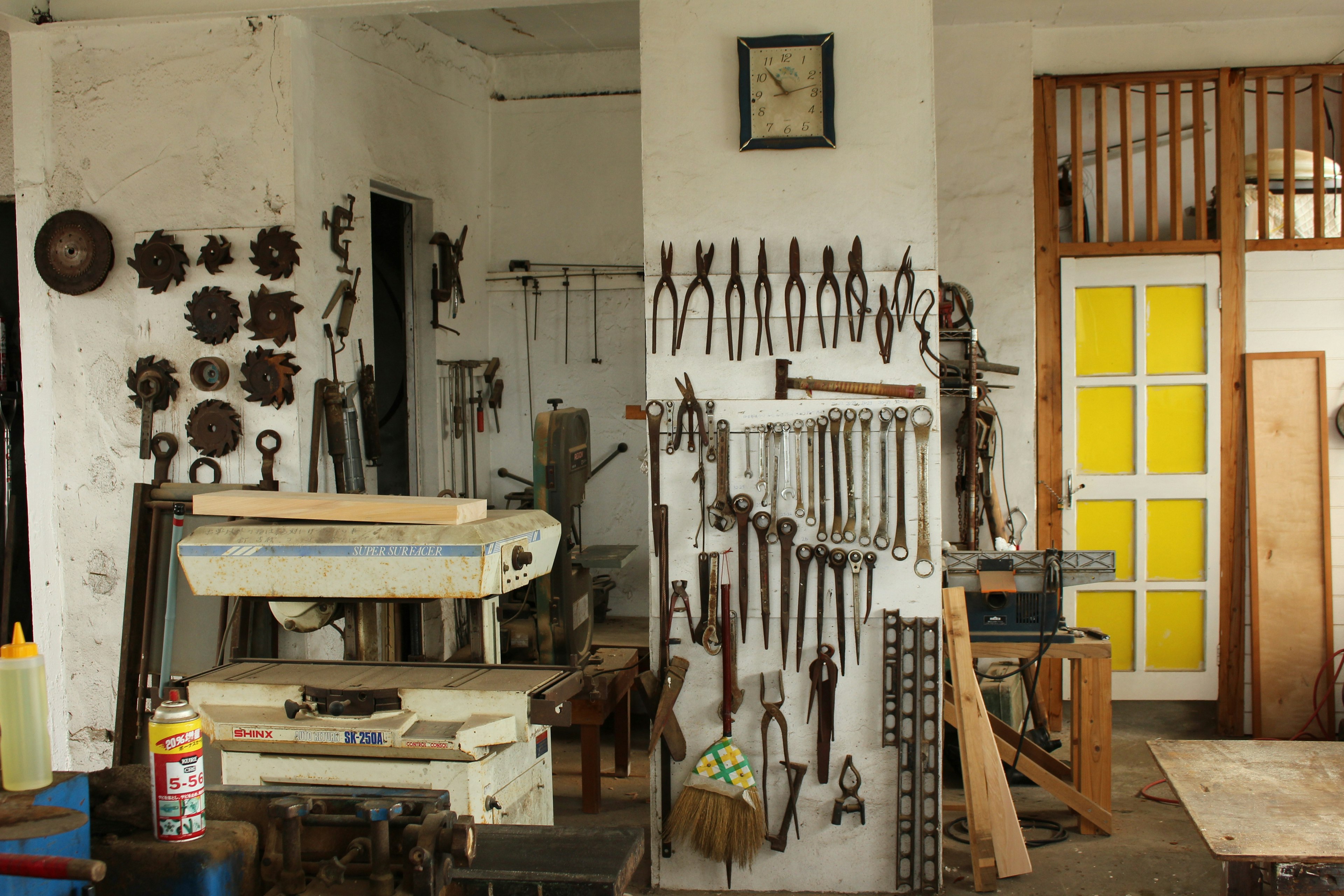 Interior de un taller con diversas herramientas y objetos en las paredes