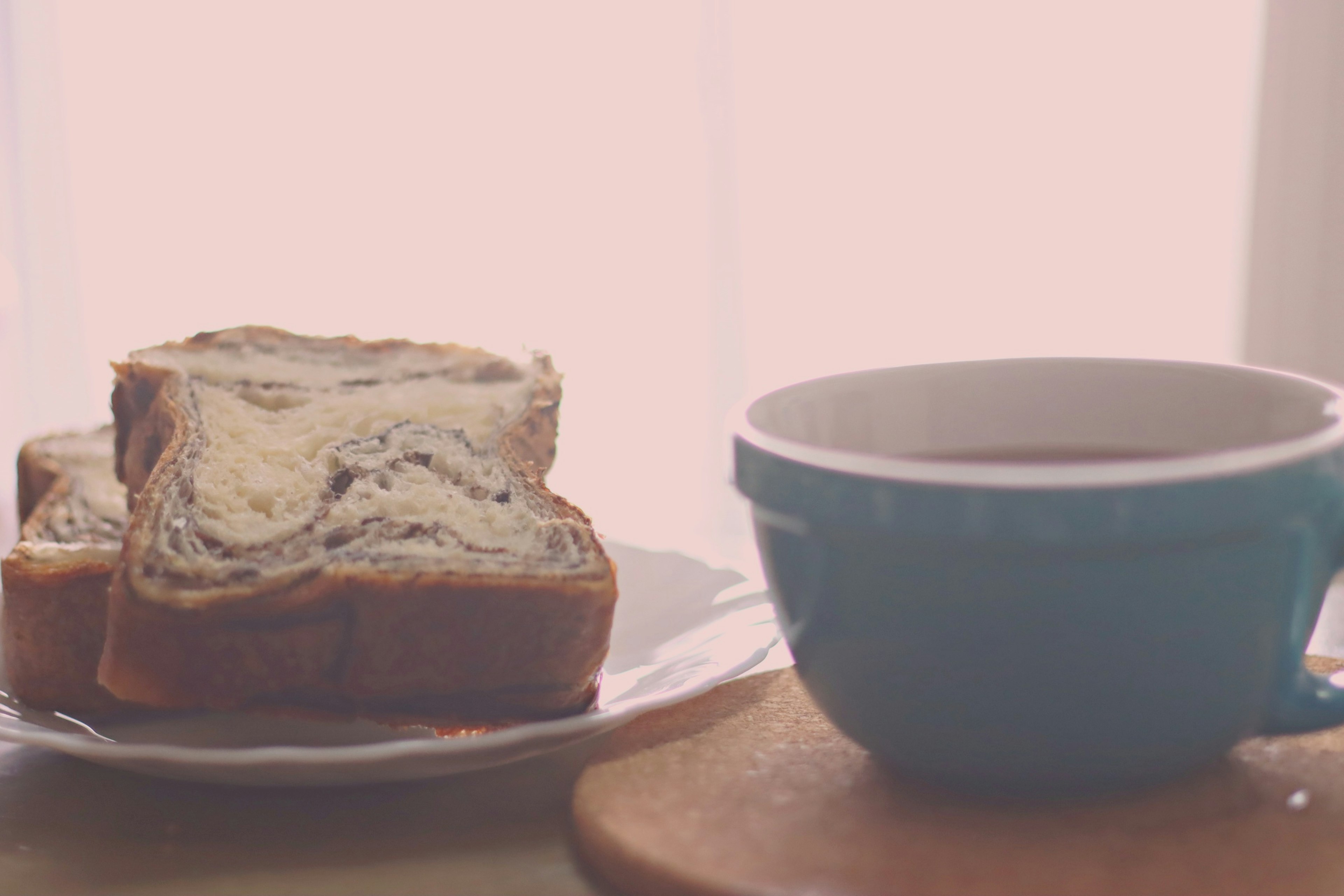 Una escena con una taza y rebanadas de pan en un plato