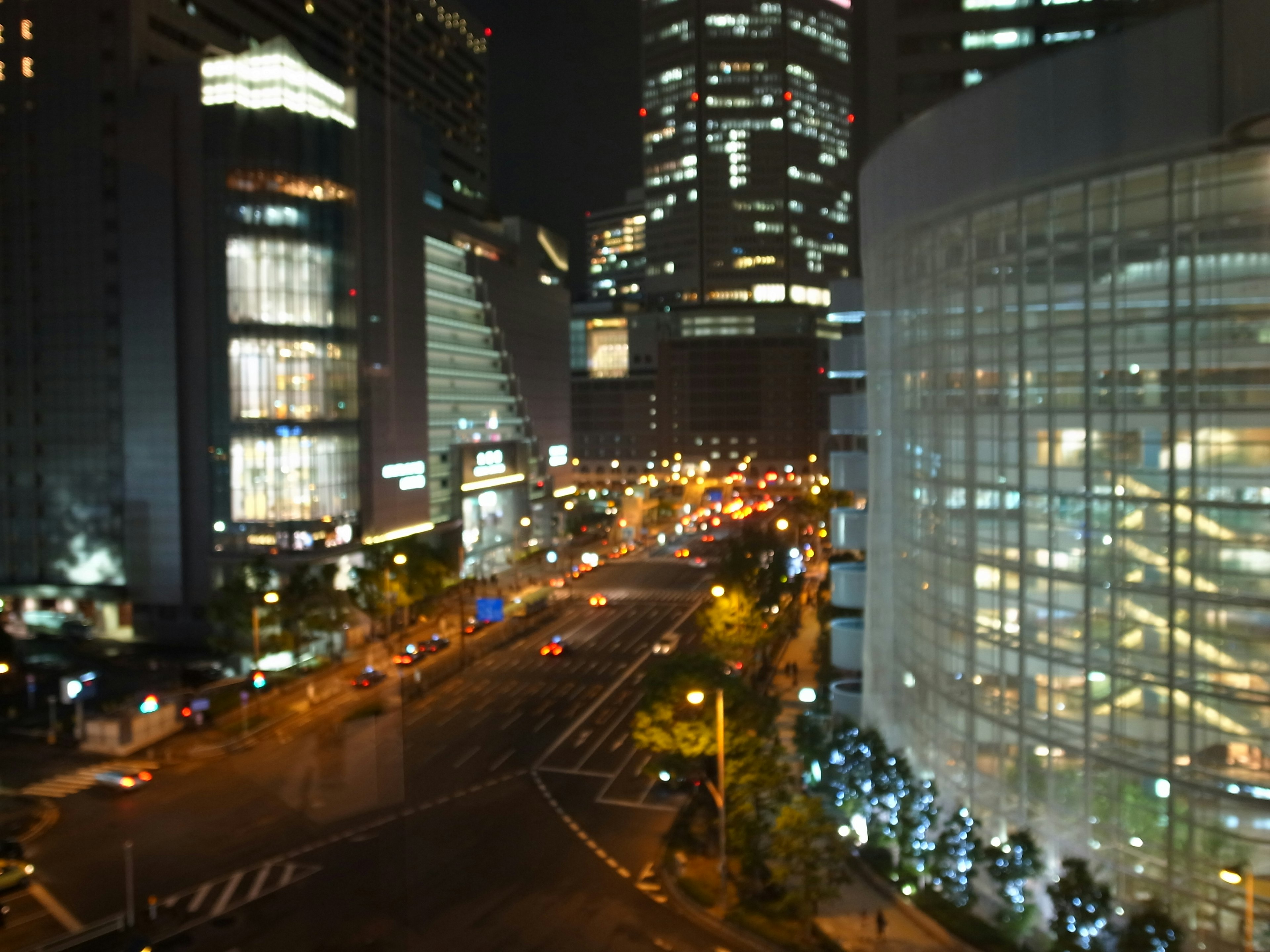 夜の都市景観 高層ビルと明るい街灯