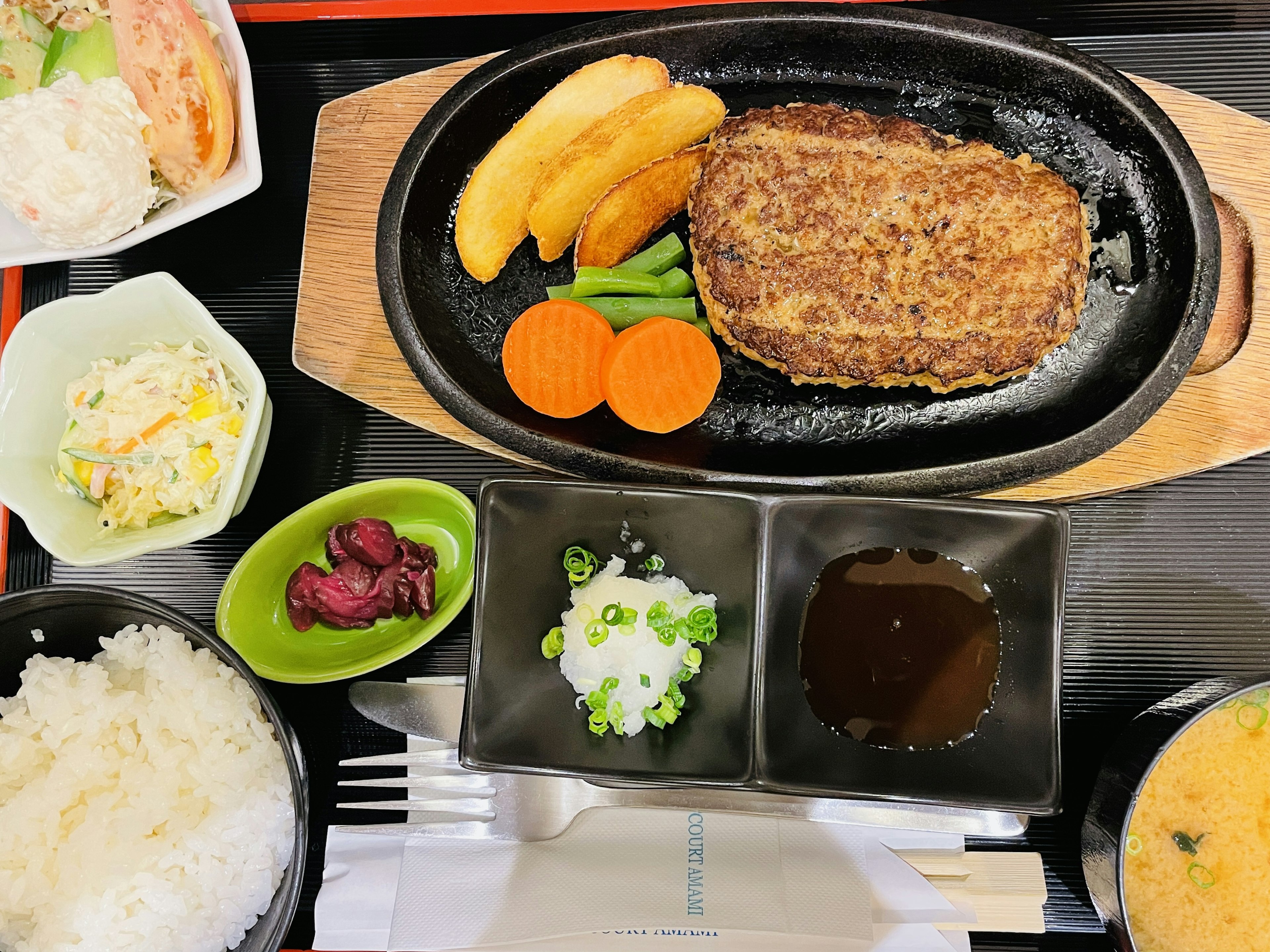 Steak hamburger mendesis dengan lauk dan nasi