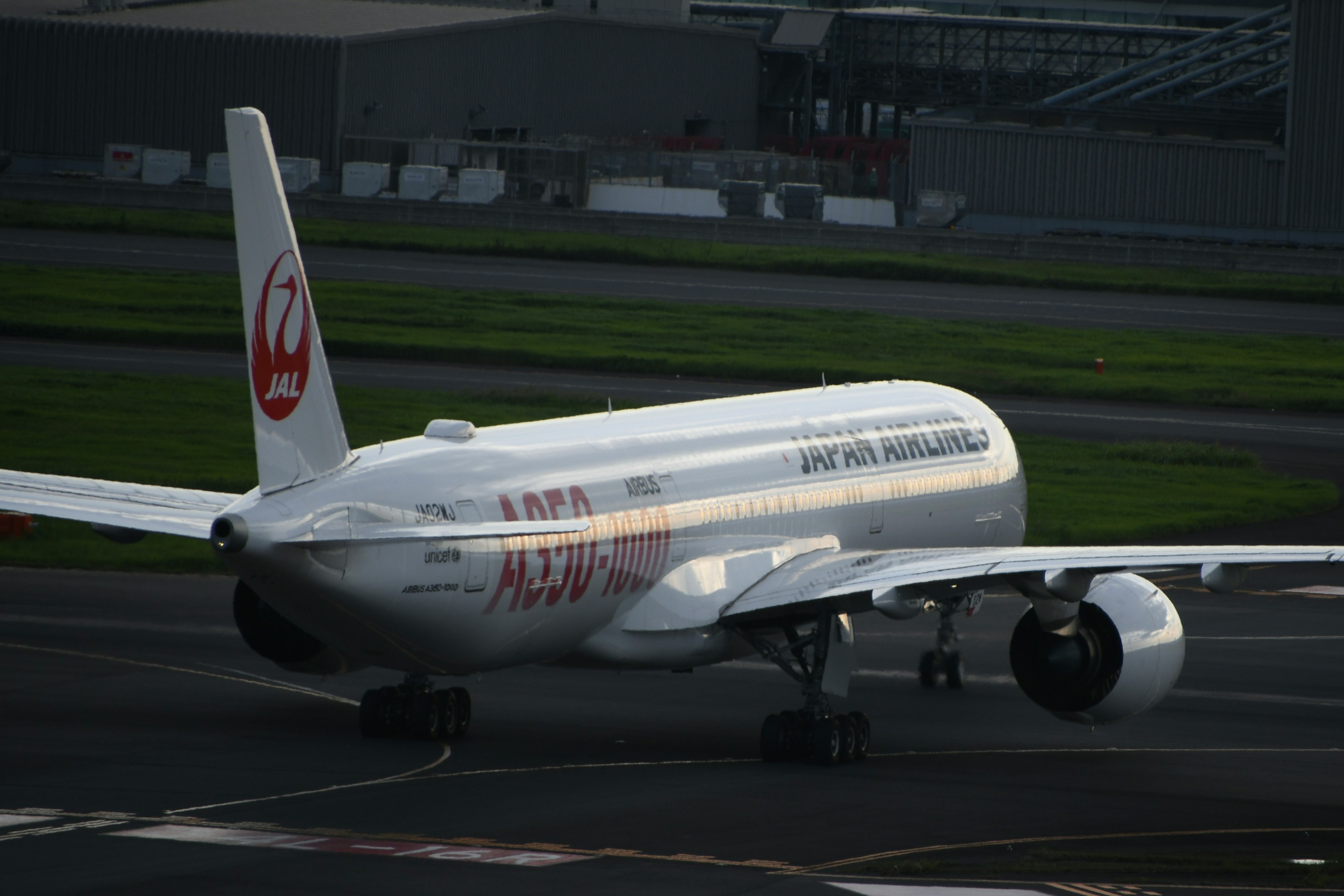 Pesawat Japan Airlines yang sedang taxi di landasan