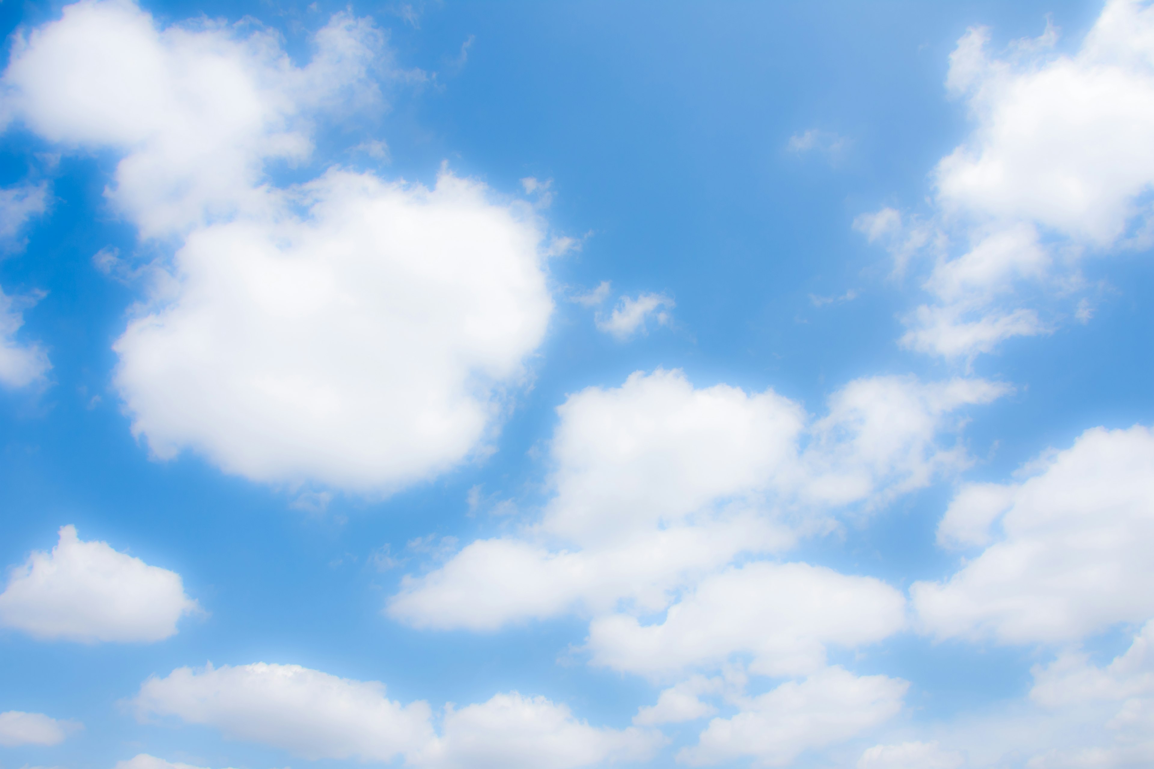 Cielo azul con nubes blancas esponjosas