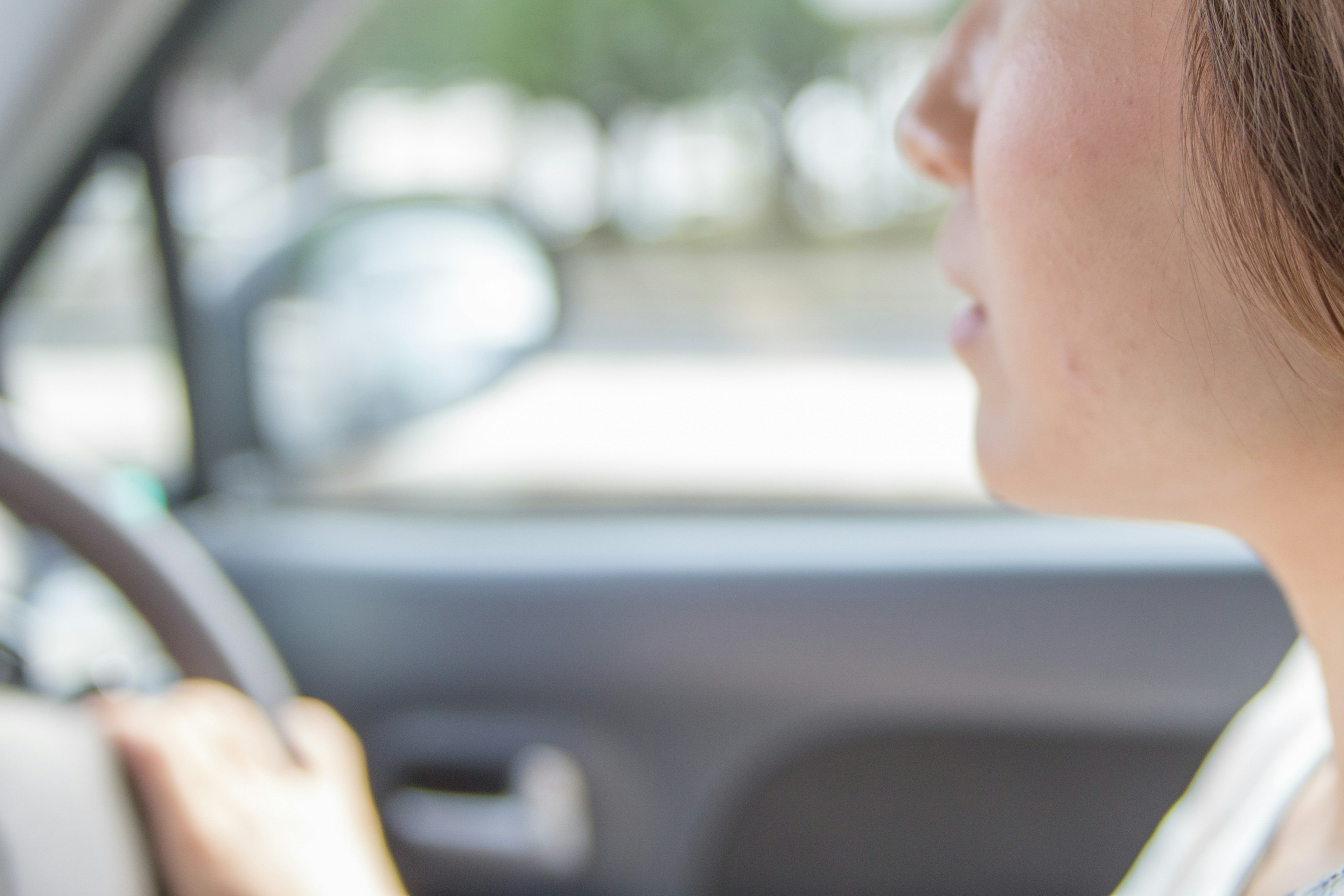 運転中の女性の側面が写っている画像