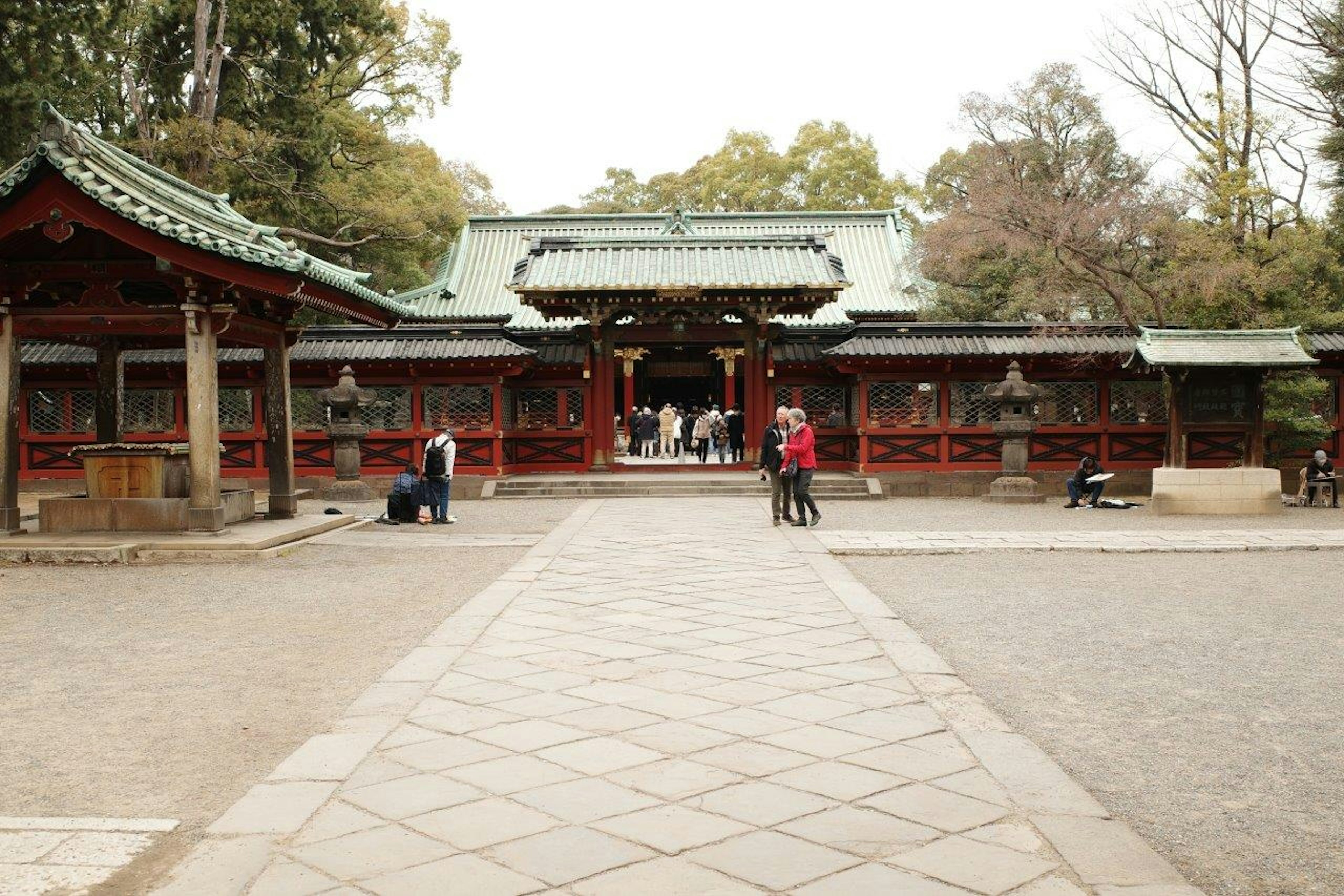 神社の入口に向かう道が見える人々の姿と伝統的な建築