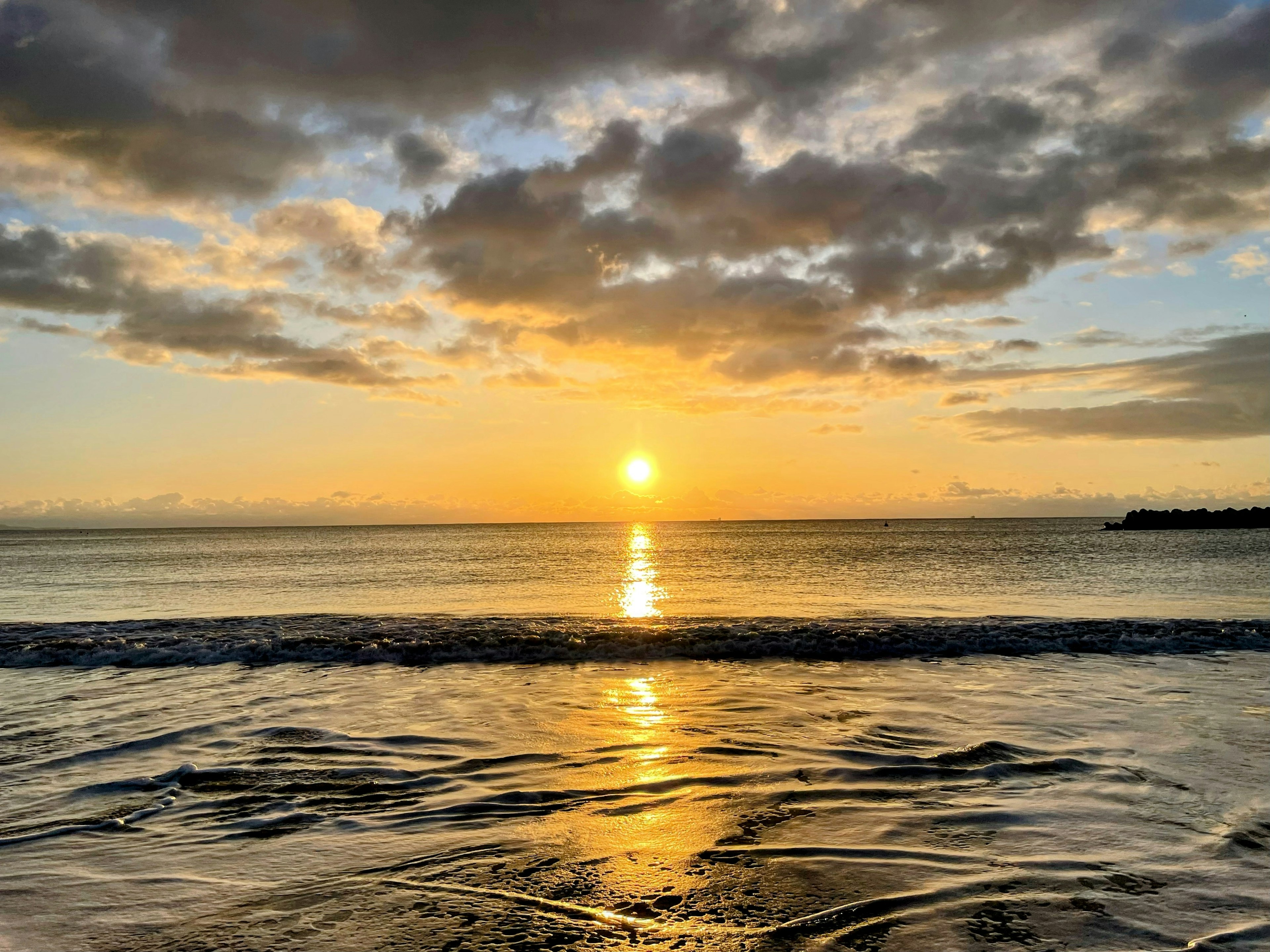 美麗的日落海景，波浪輕柔