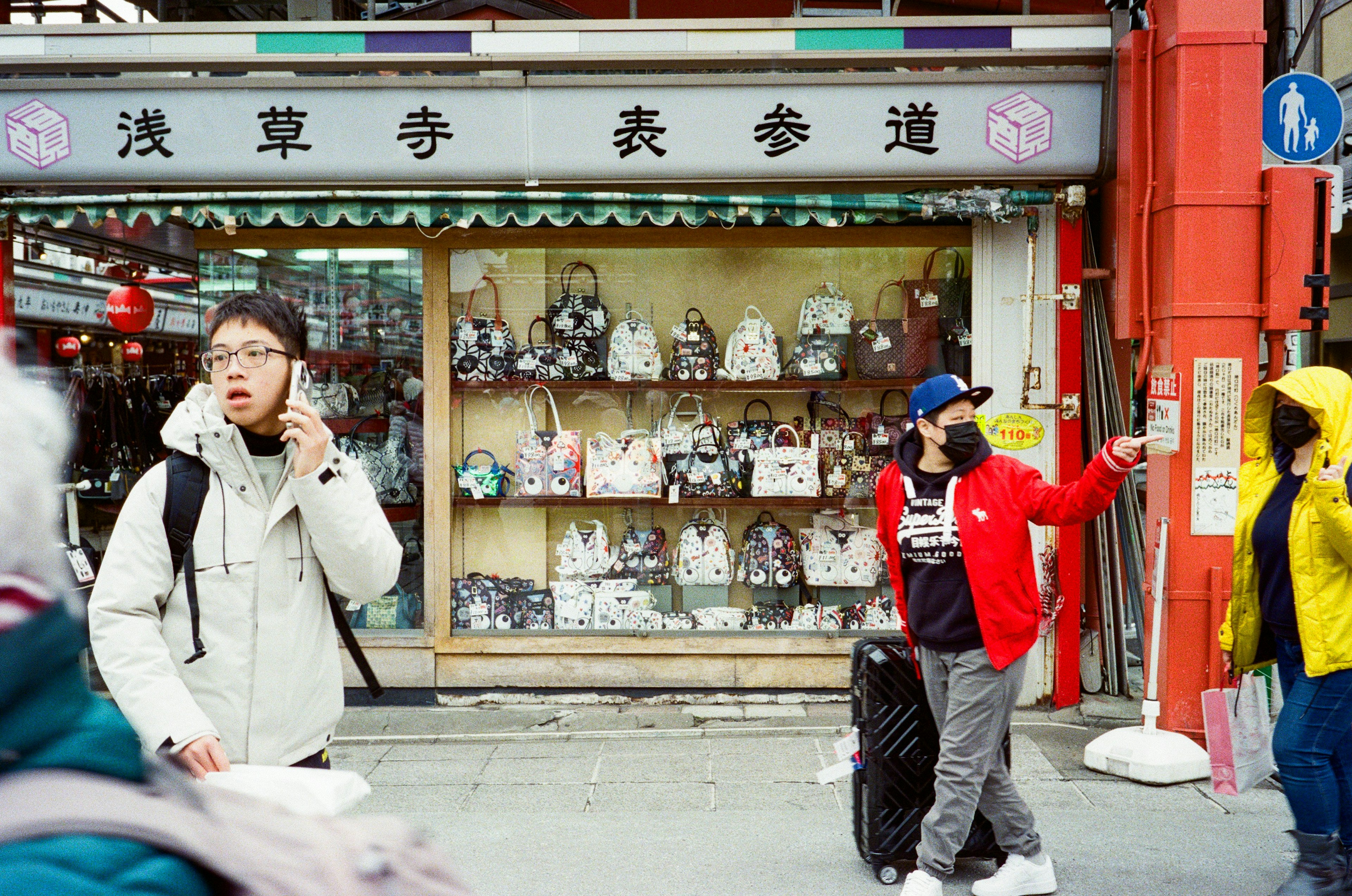 在浅草寺附近纪念品商店前的游客