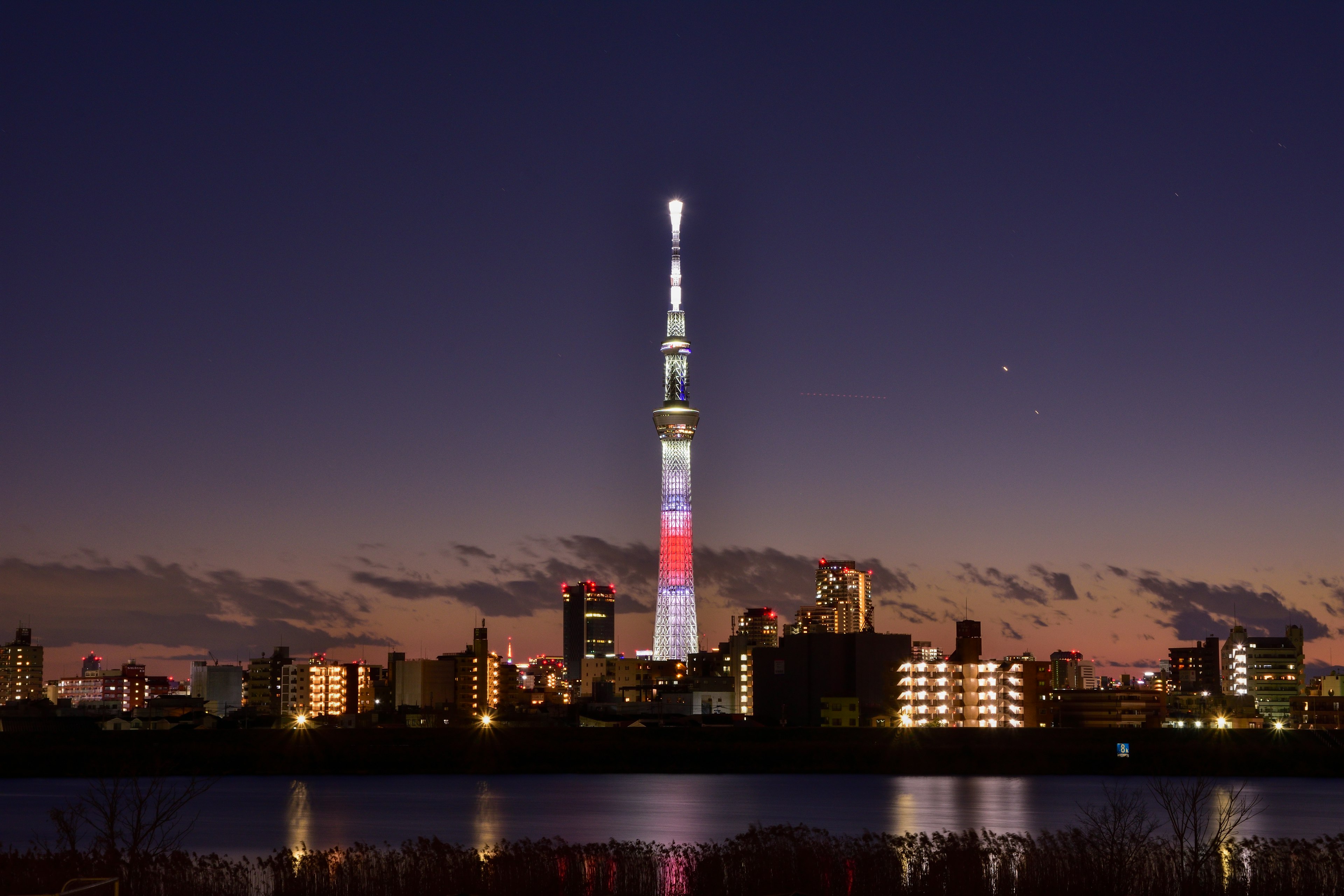 Tokyo Skytree illuminato di notte contro un cielo crepuscolare