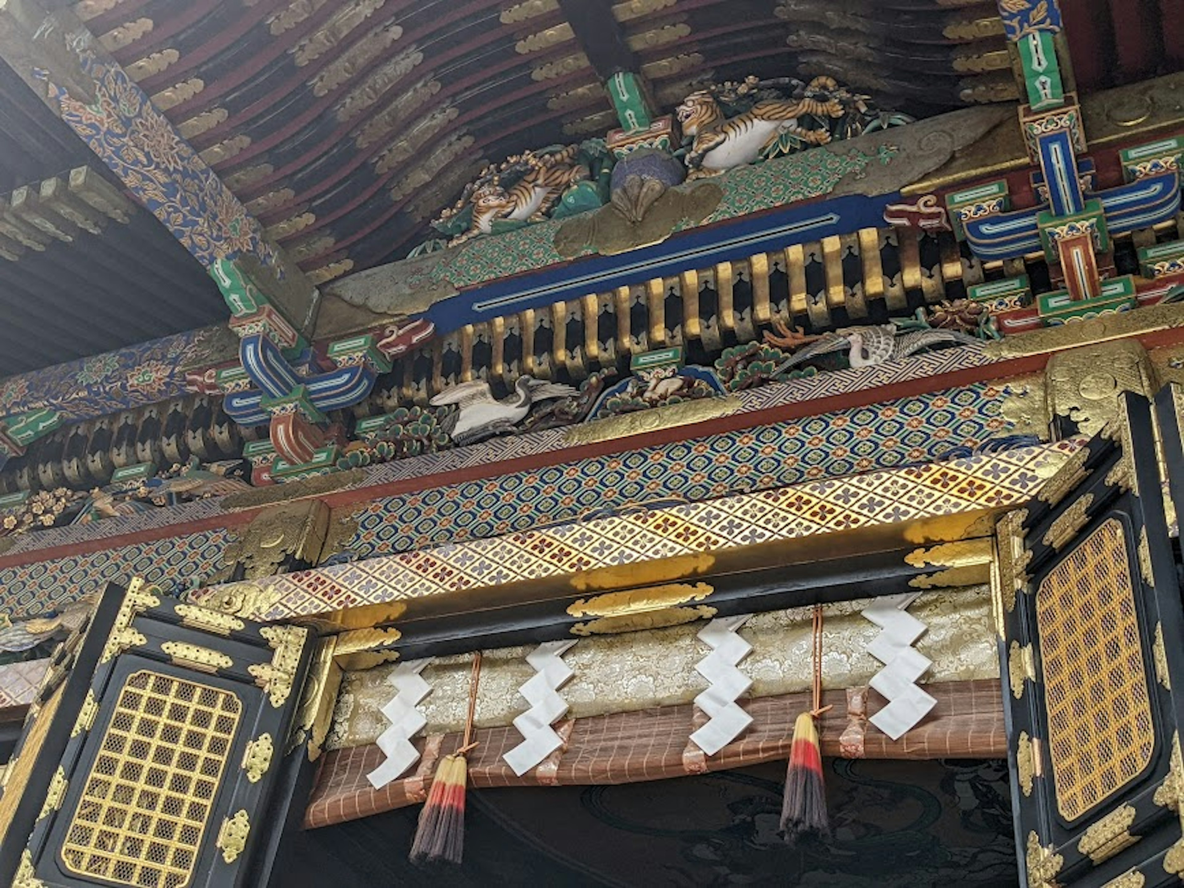 Vue détaillée d'une entrée de bâtiment traditionnel ornée