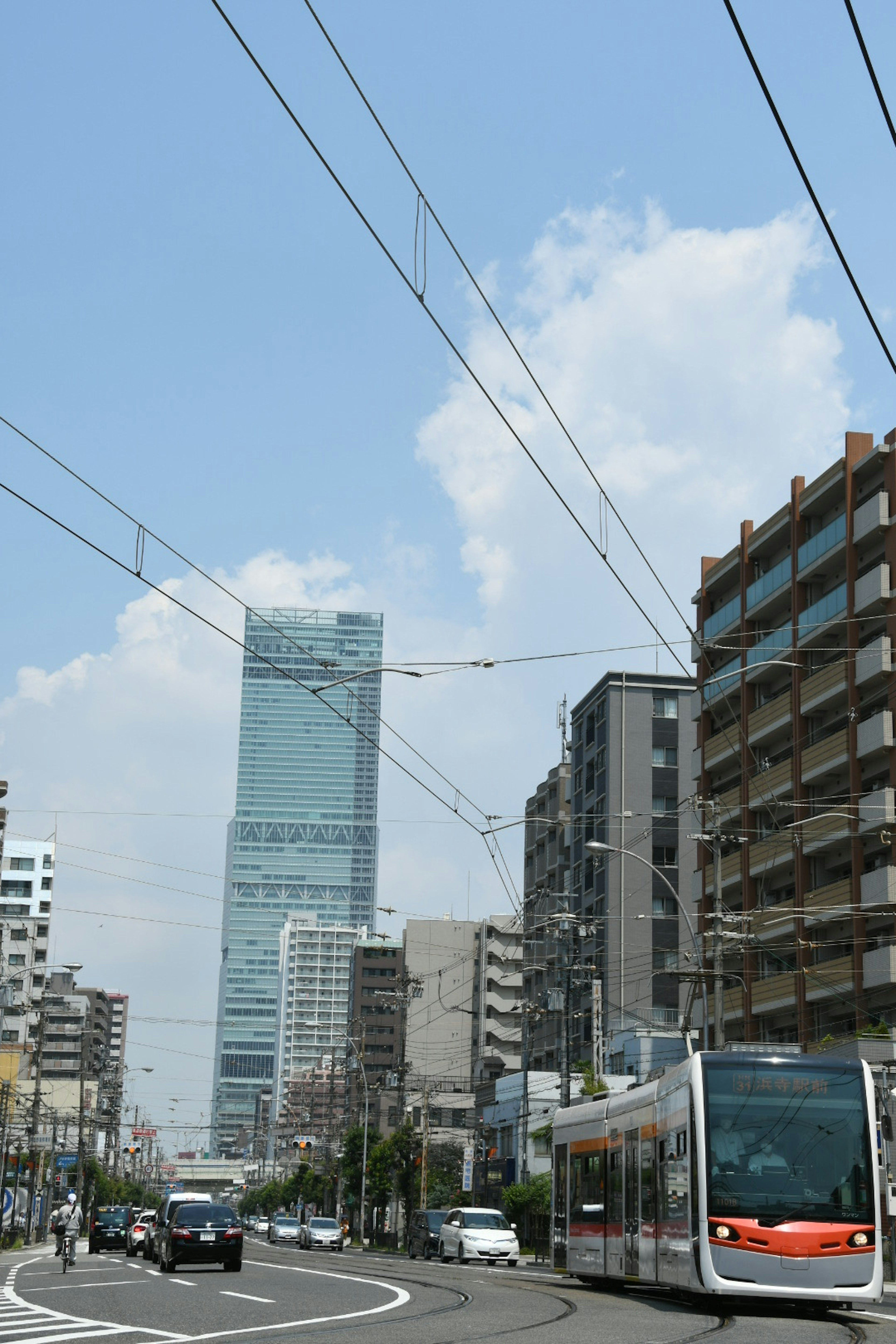 Jalan kota dengan trem dan gedung pencakar langit