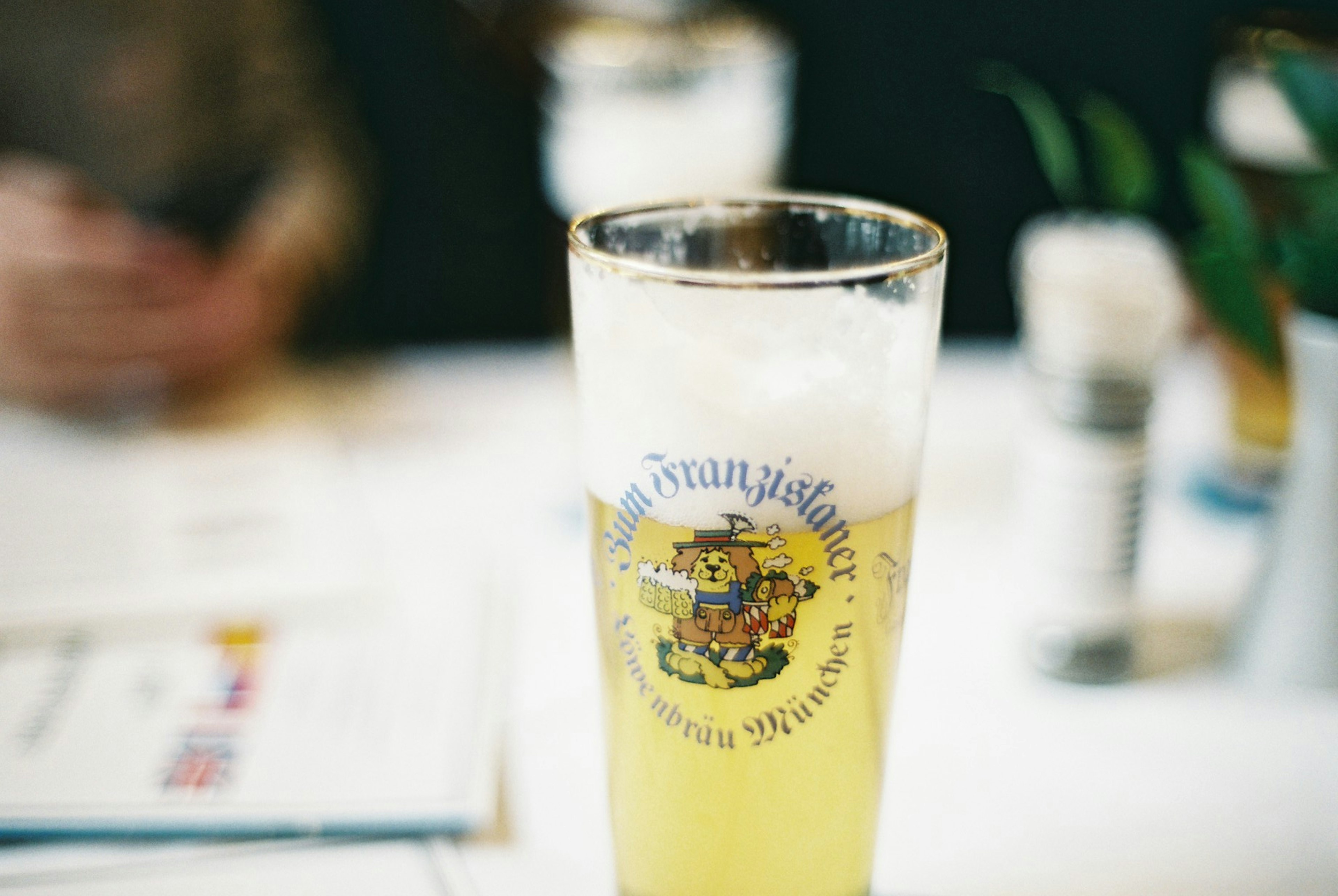 Ein Glas Bier auf einem Tisch mit einem einfachen, sauberen Hintergrund