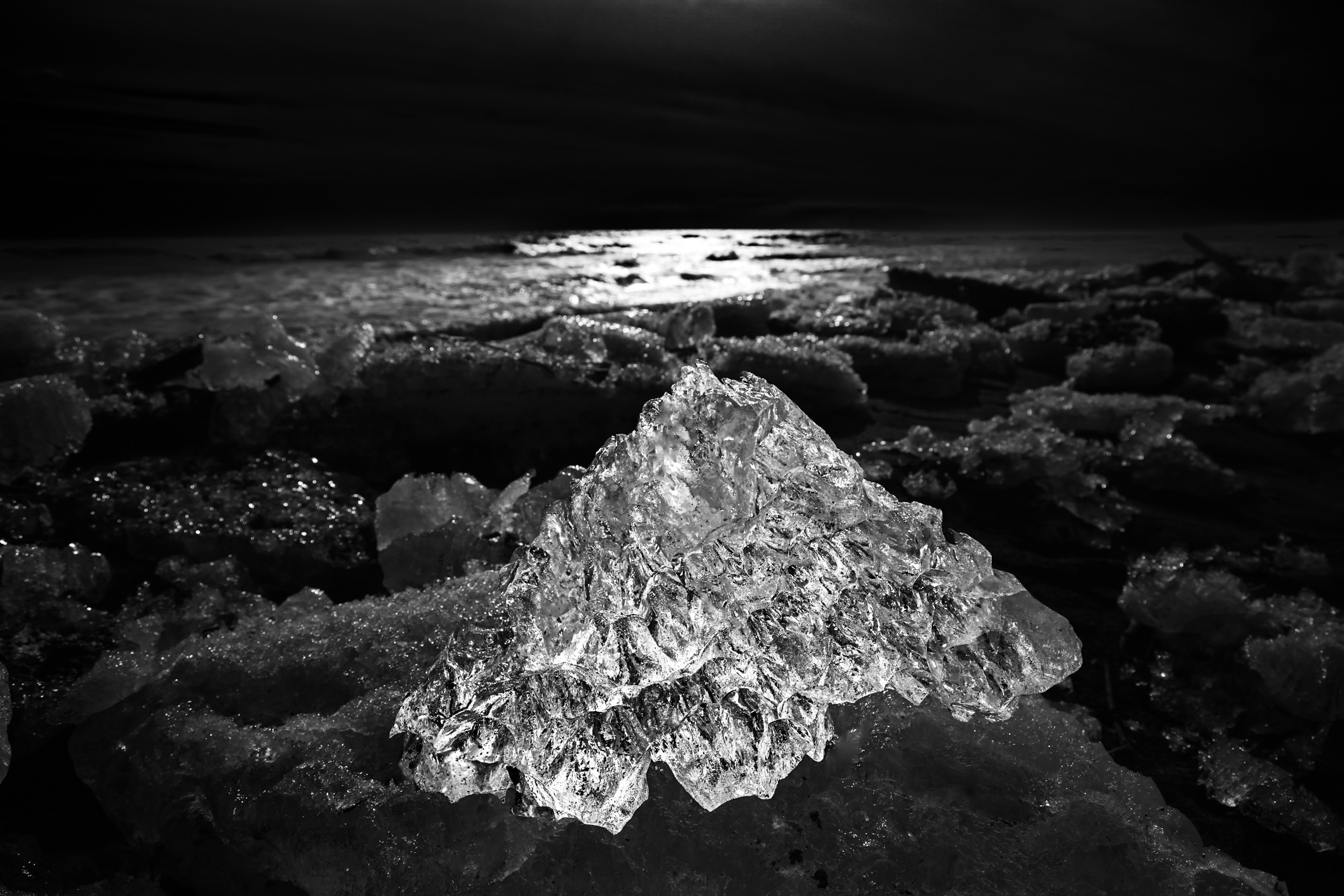 氷の山が海の上に浮かぶ幻想的な風景