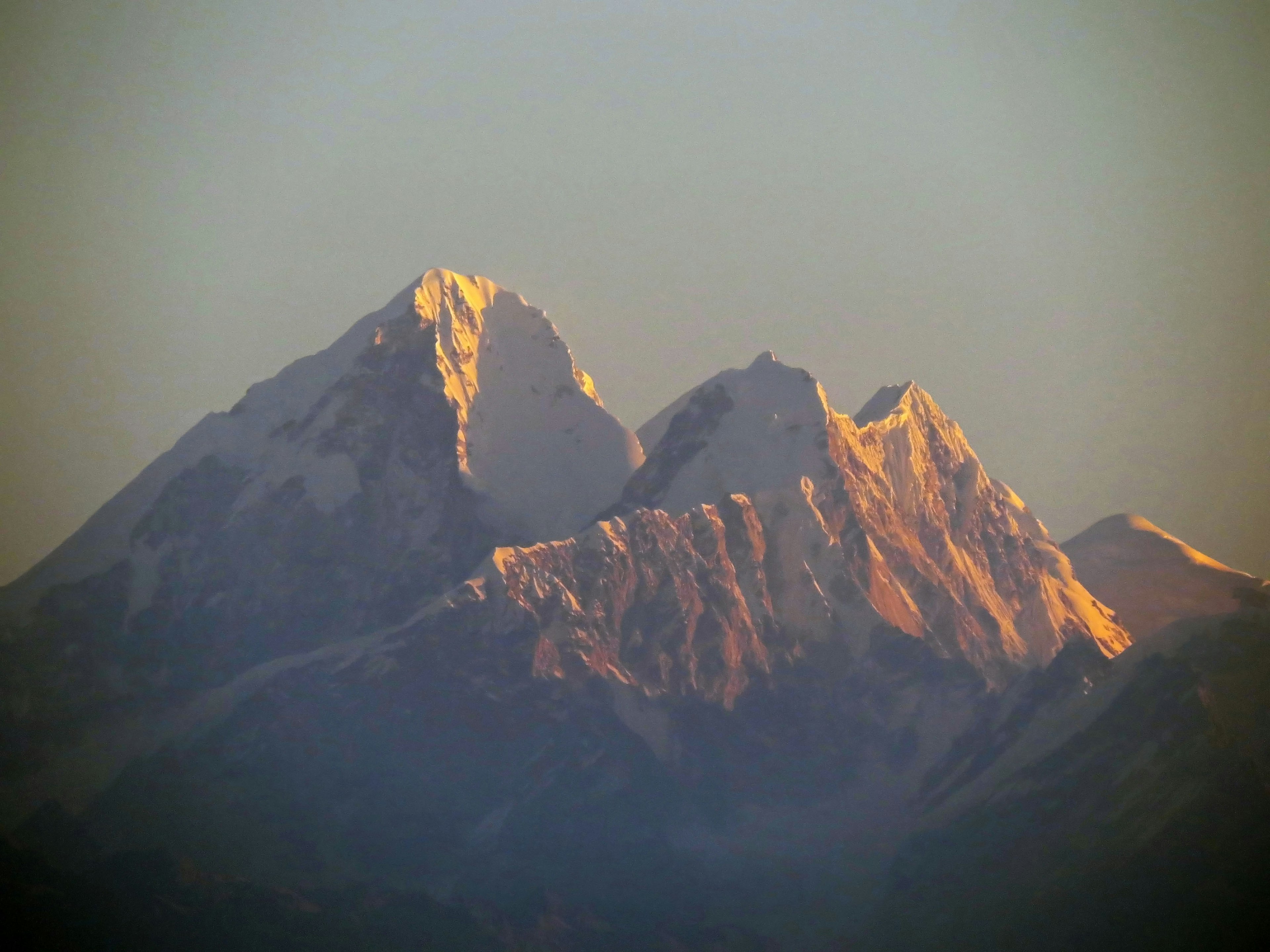 Hermosa vista de montañas iluminadas por el atardecer