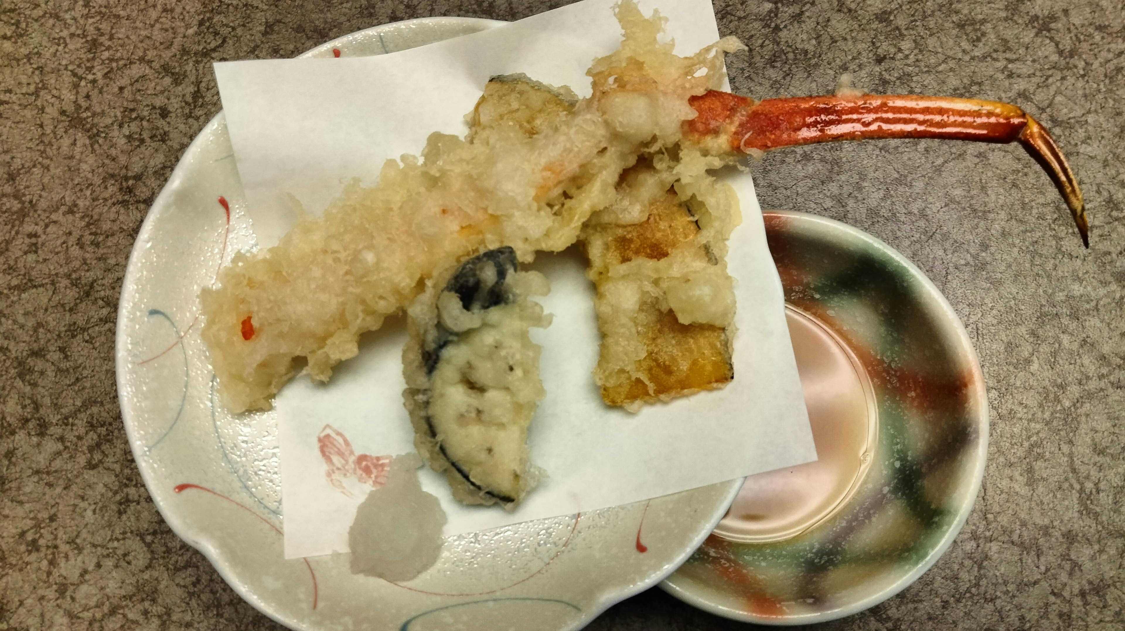 Piatto con tempura di gamberi e vari cibi fritti