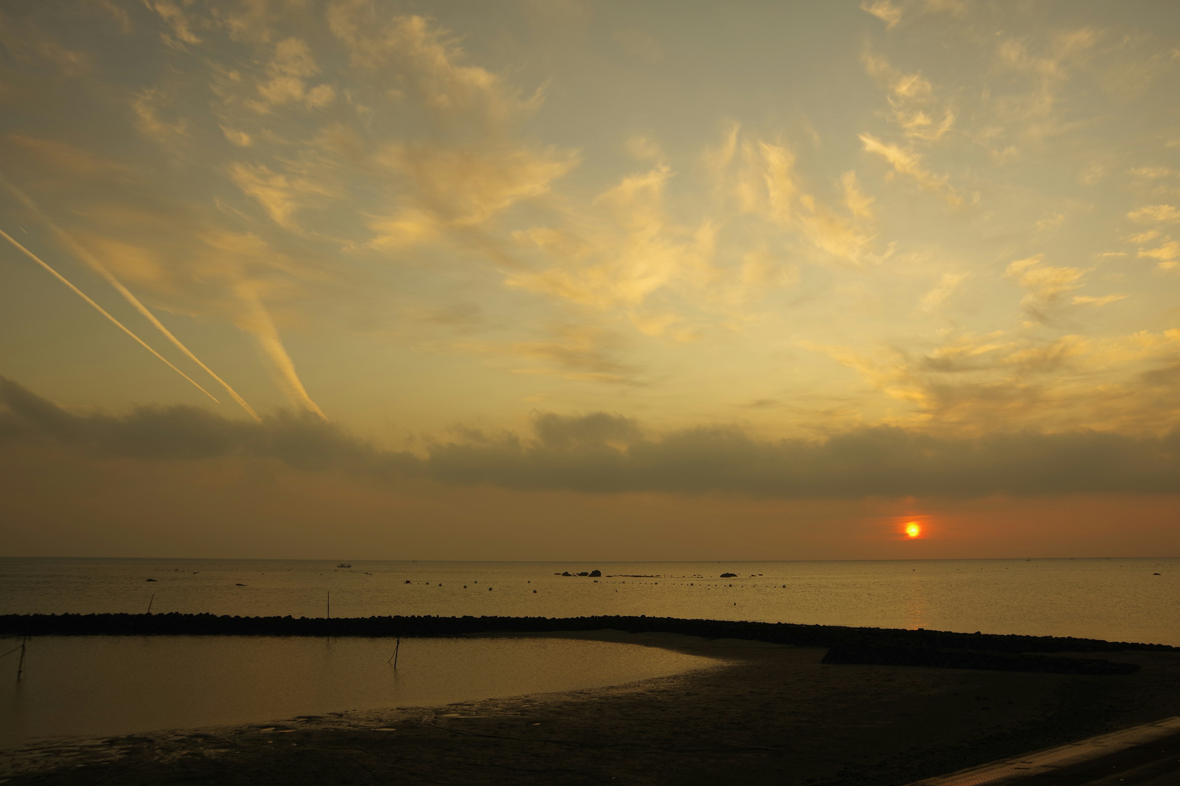 海上日落，云彩和倒影