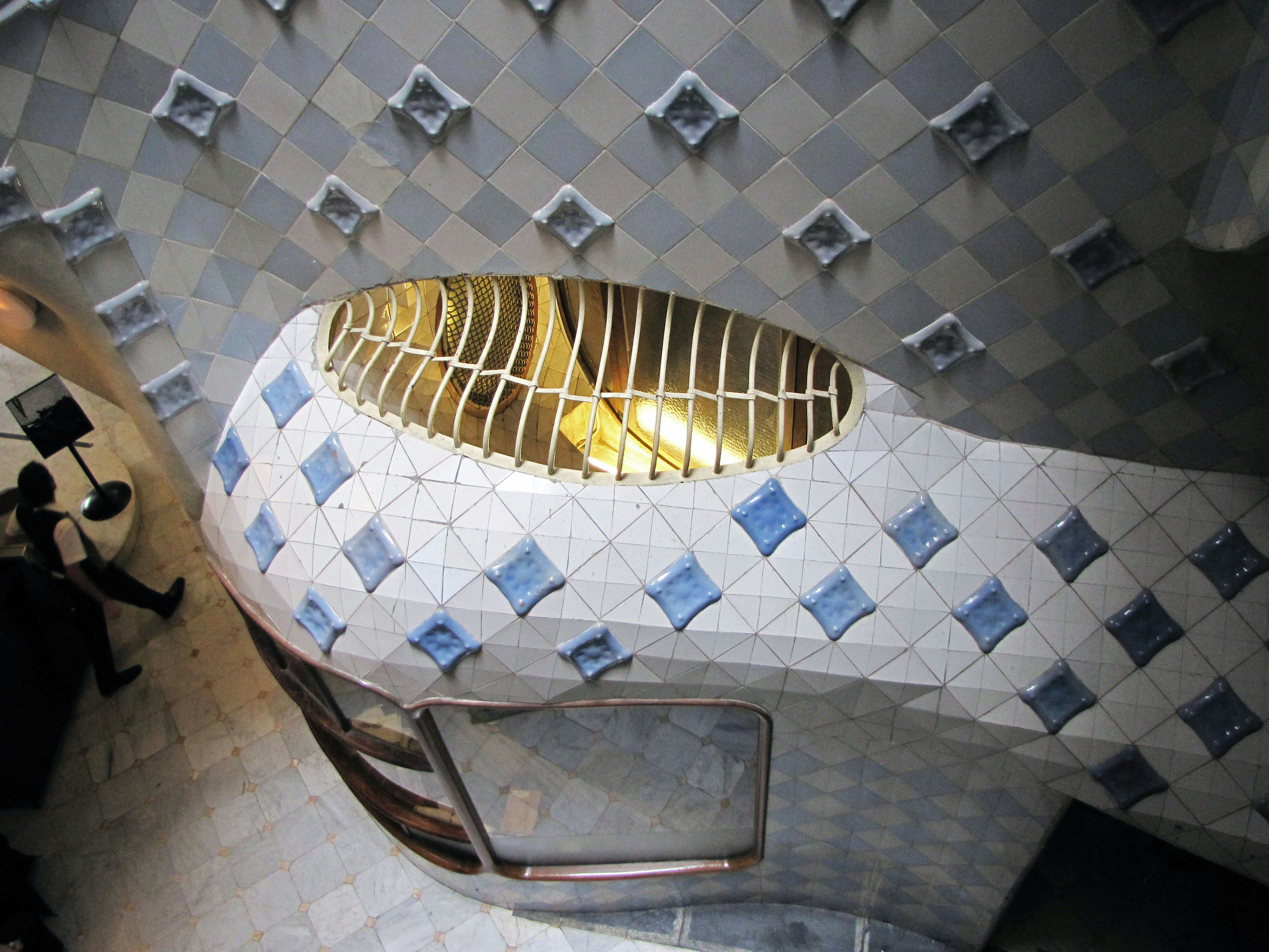 Détail intérieur de la Casa Batlló montrant le style architectural unique de Gaudí